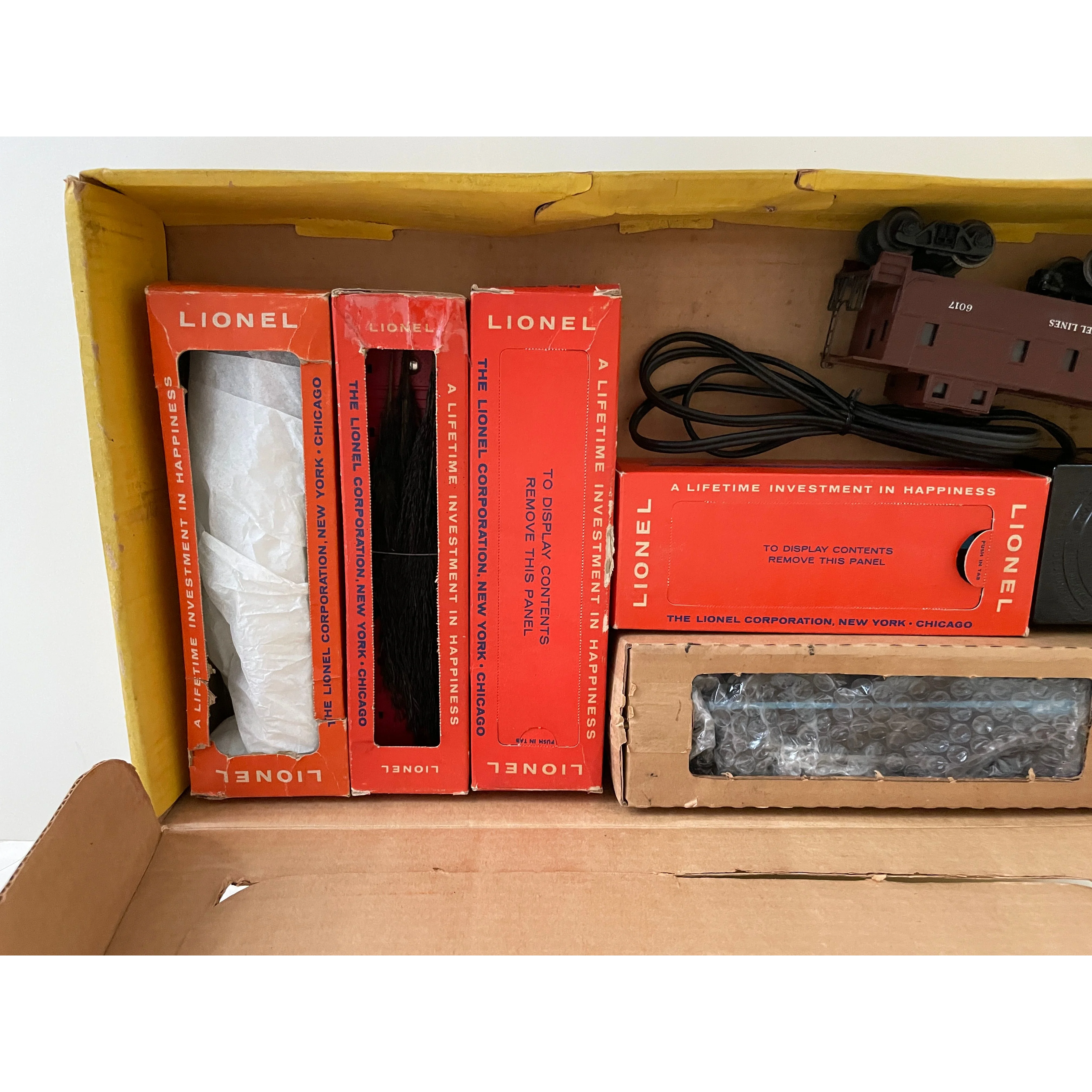 Lionel Postwar O Set #1613S with 247/247T B&O Steam Loco, 3 flats w/loads & caboose — photo 5