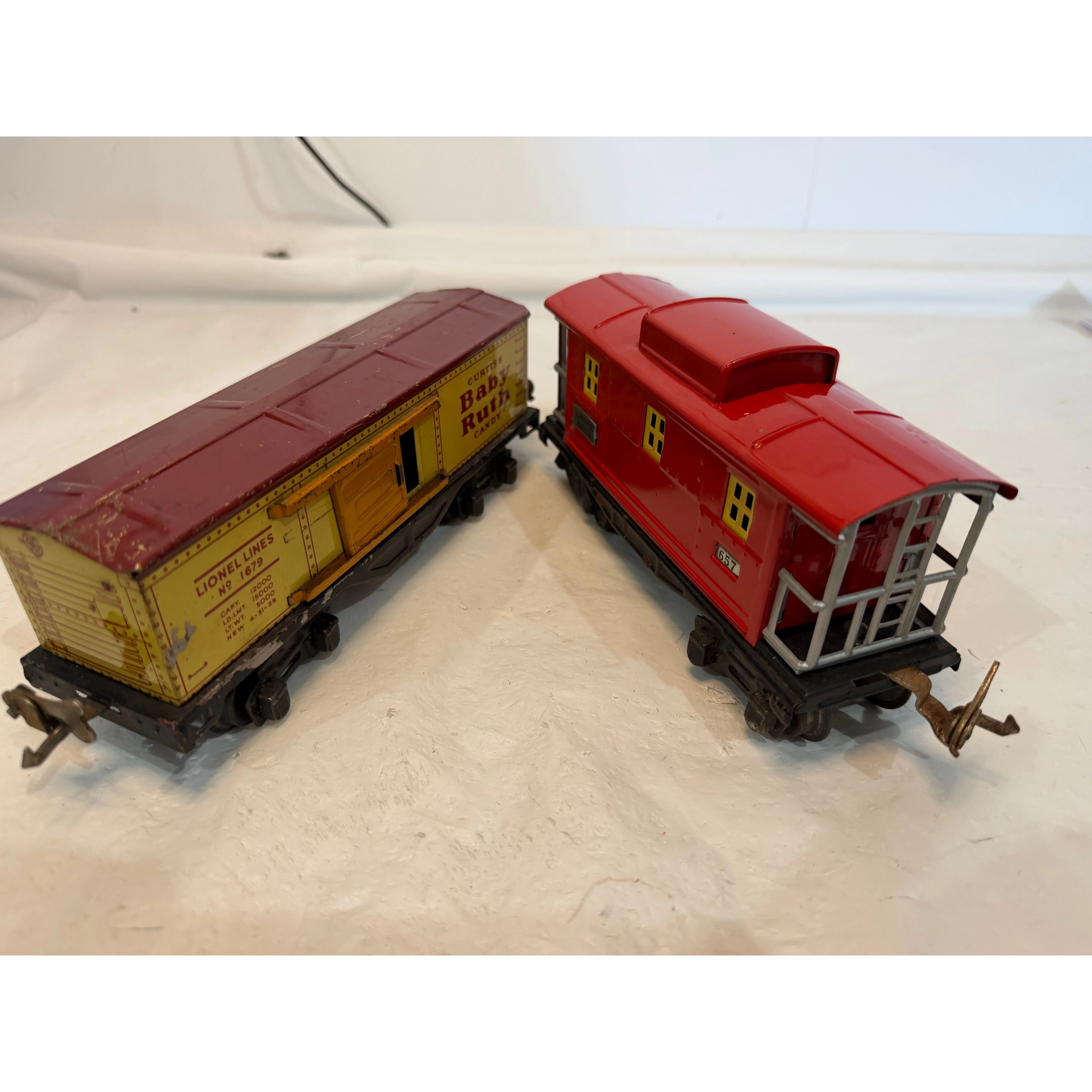 1 Lionel Tin Freight Car #1679 and 1 Lionel Tin Caboose #657