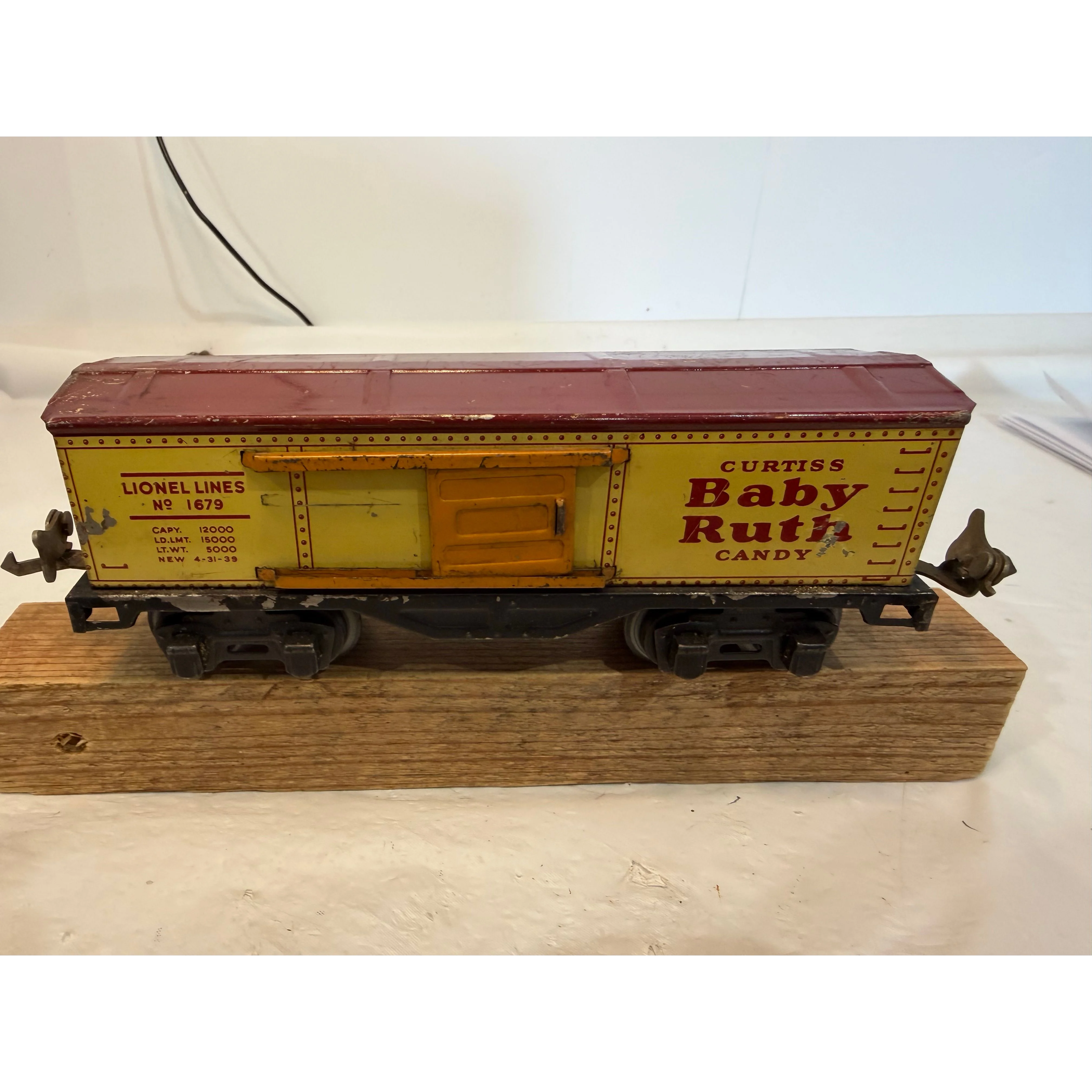 1 Lionel Tin Freight Car #1679 and 1 Lionel Tin Caboose #657 — photo 2