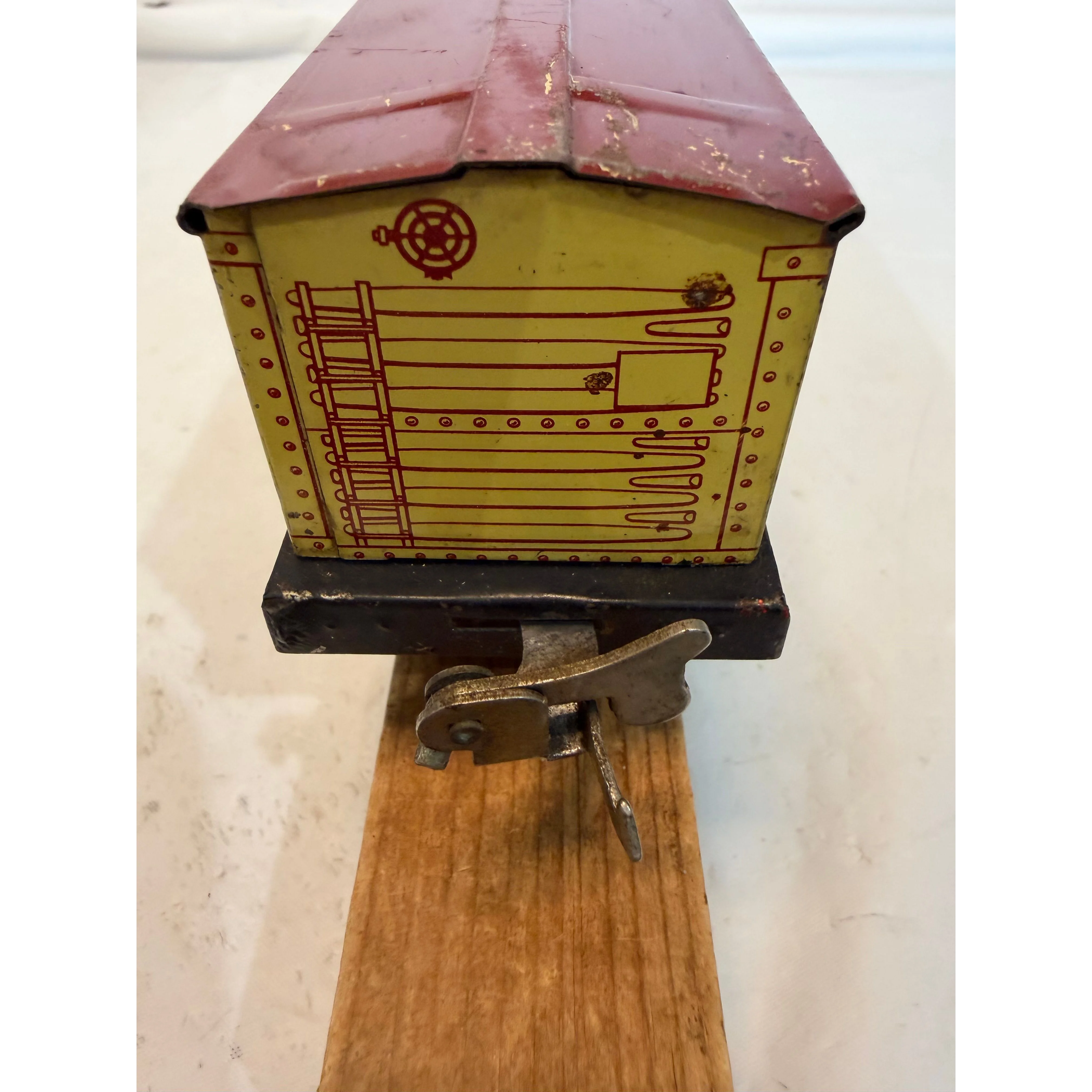 1 Lionel Tin Freight Car #1679 and 1 Lionel Tin Caboose #657 — photo 3