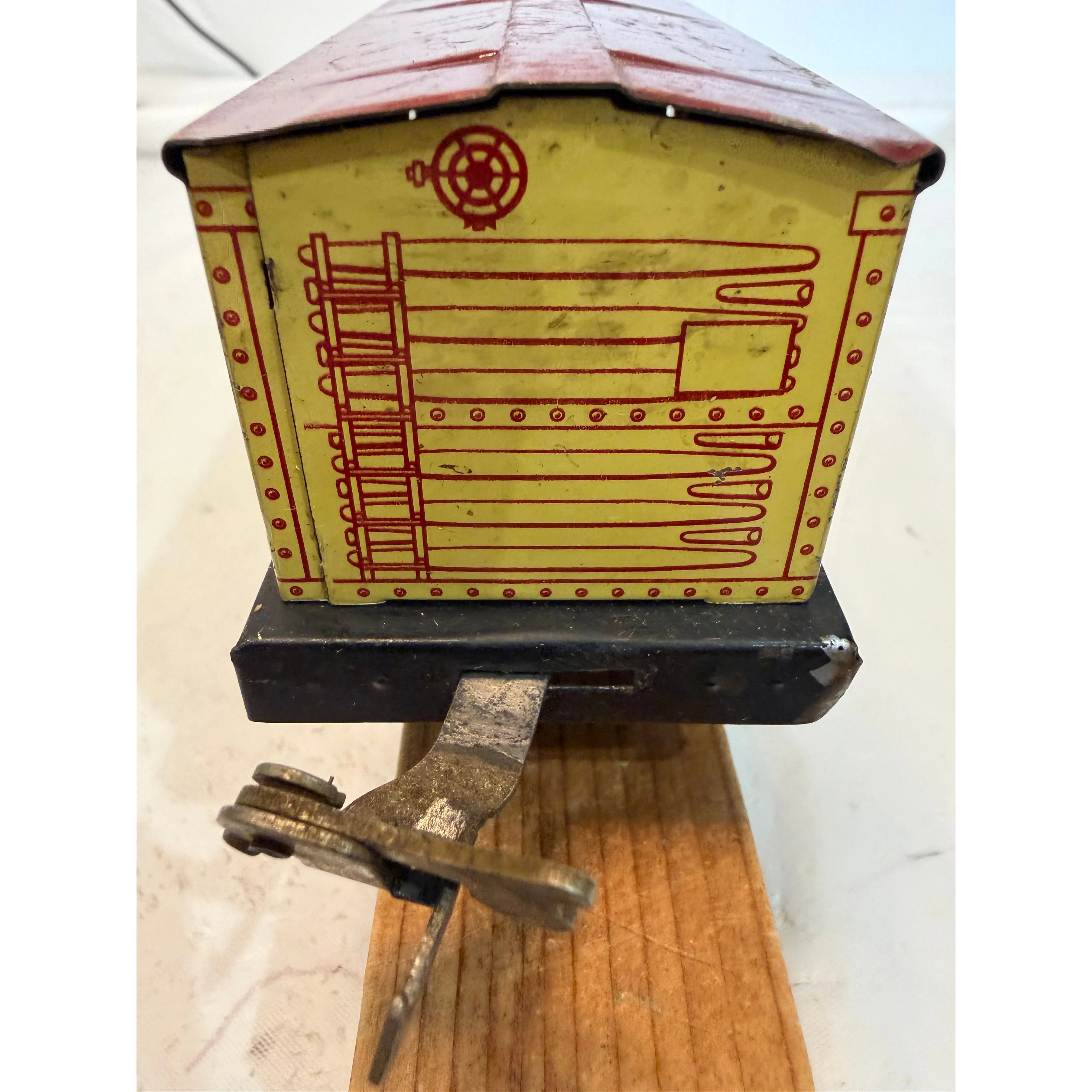1 Lionel Tin Freight Car #1679 and 1 Lionel Tin Caboose #657 — photo 6