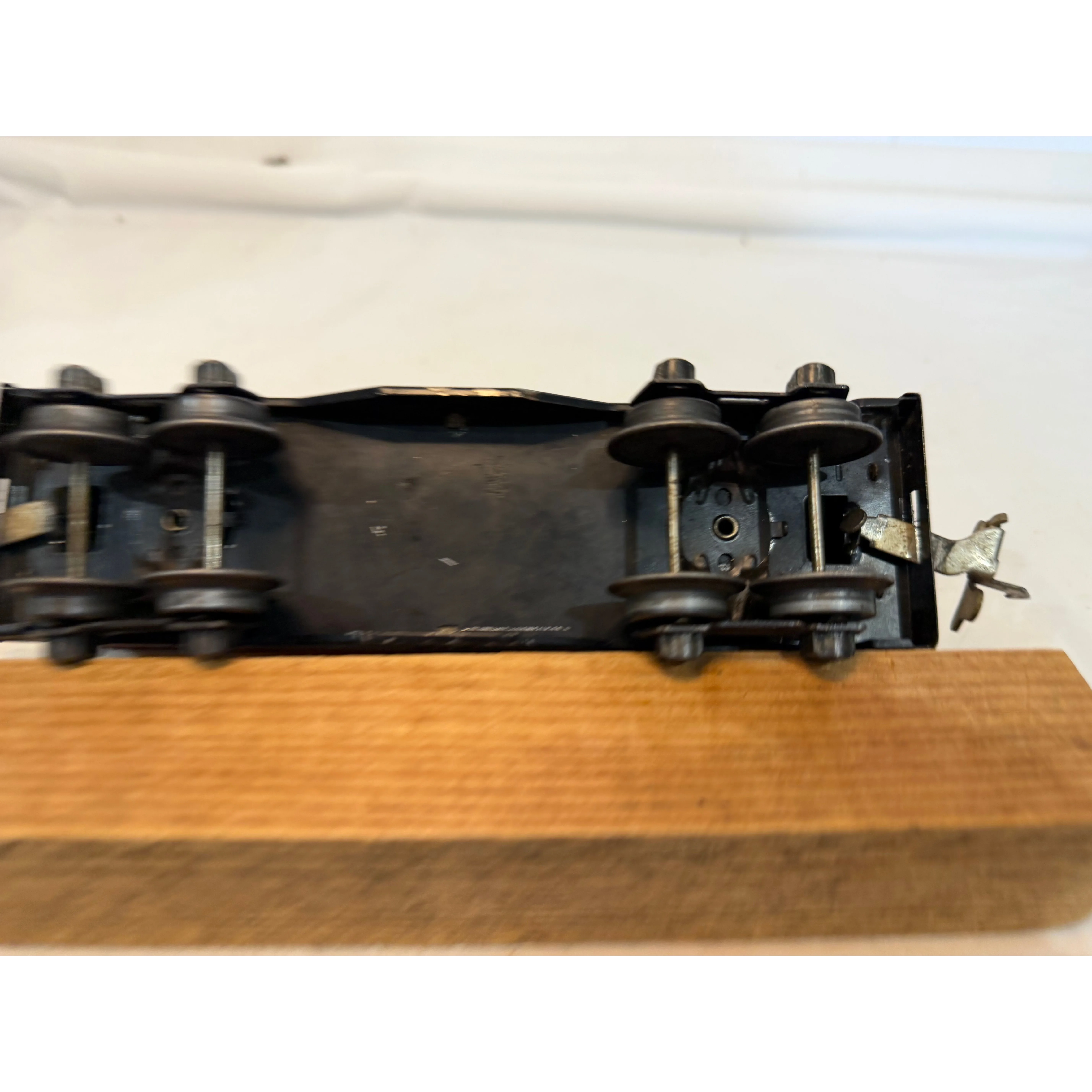 1 Lionel Tin Freight Car #1679 and 1 Lionel Tin Caboose #657 — photo 8