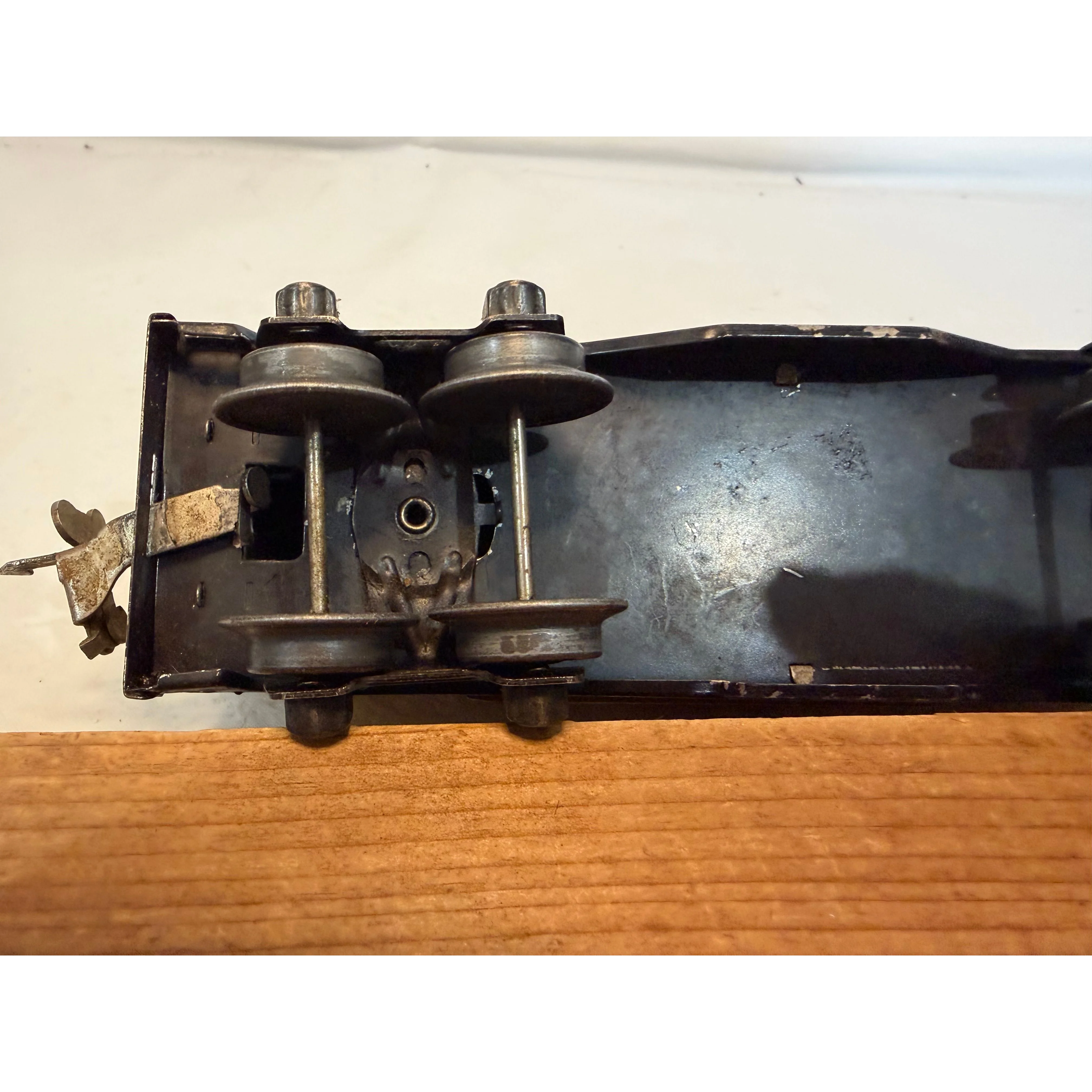 1 Lionel Tin Freight Car #1679 and 1 Lionel Tin Caboose #657 — photo 10