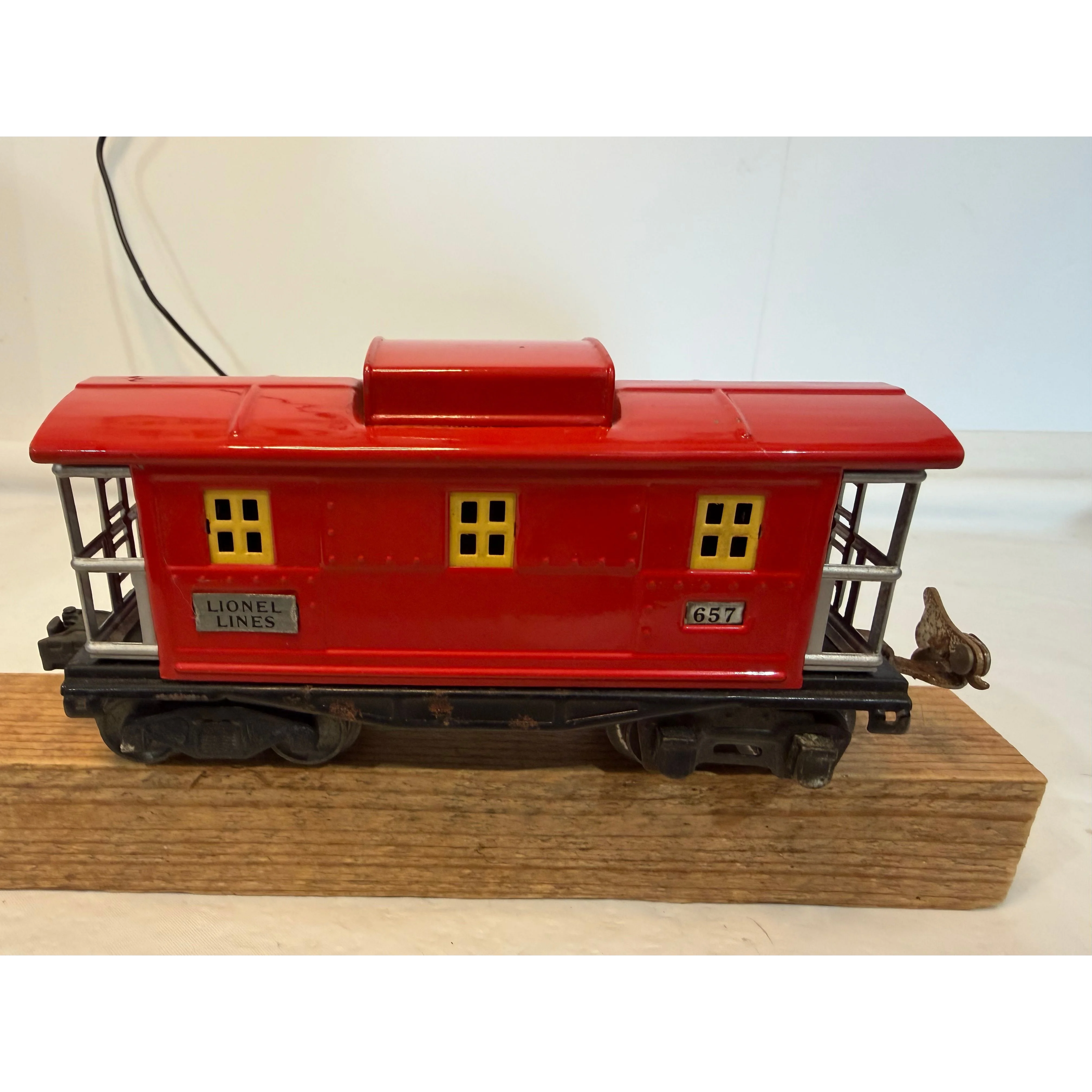 1 Lionel Tin Freight Car #1679 and 1 Lionel Tin Caboose #657 — photo 11