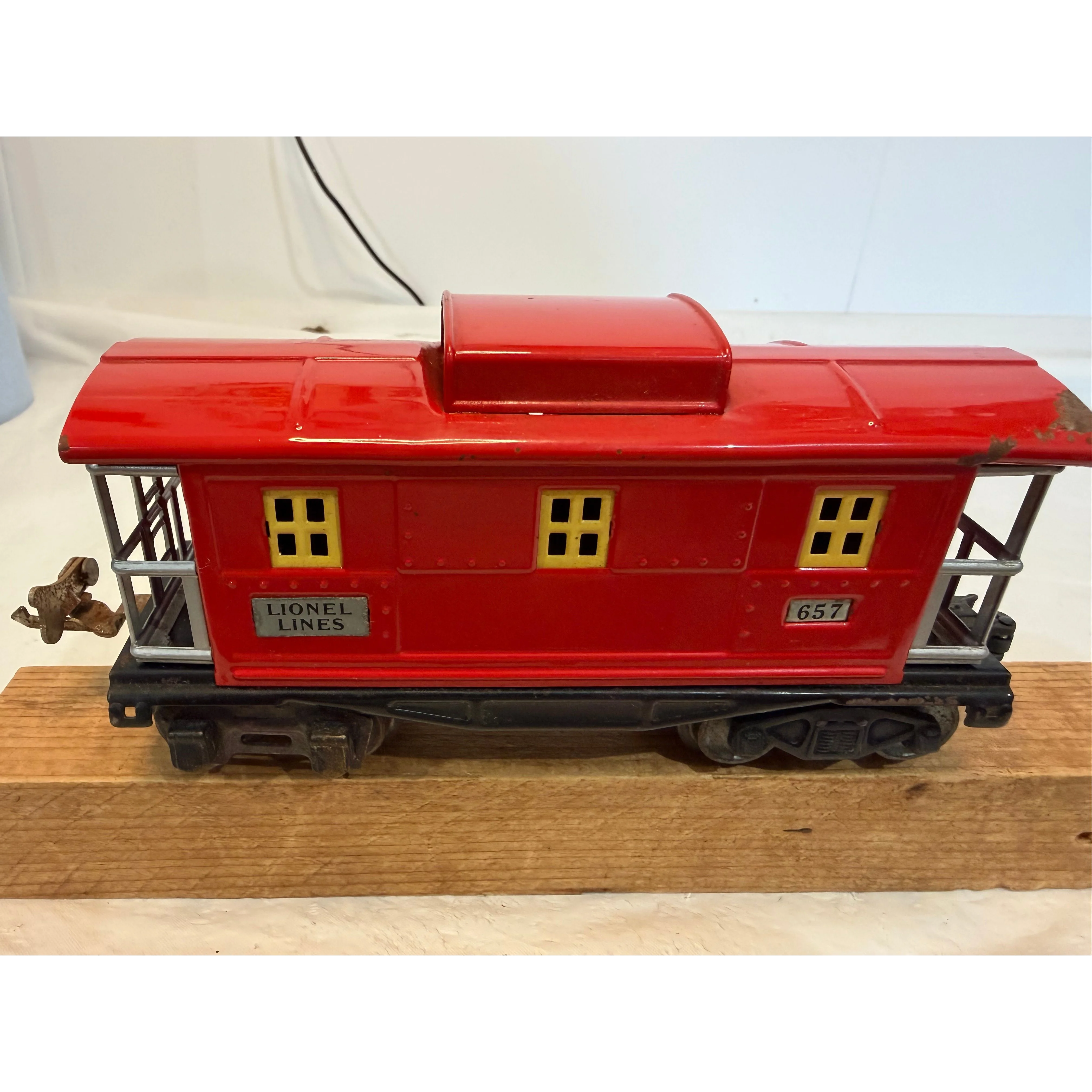1 Lionel Tin Freight Car #1679 and 1 Lionel Tin Caboose #657 — photo 14