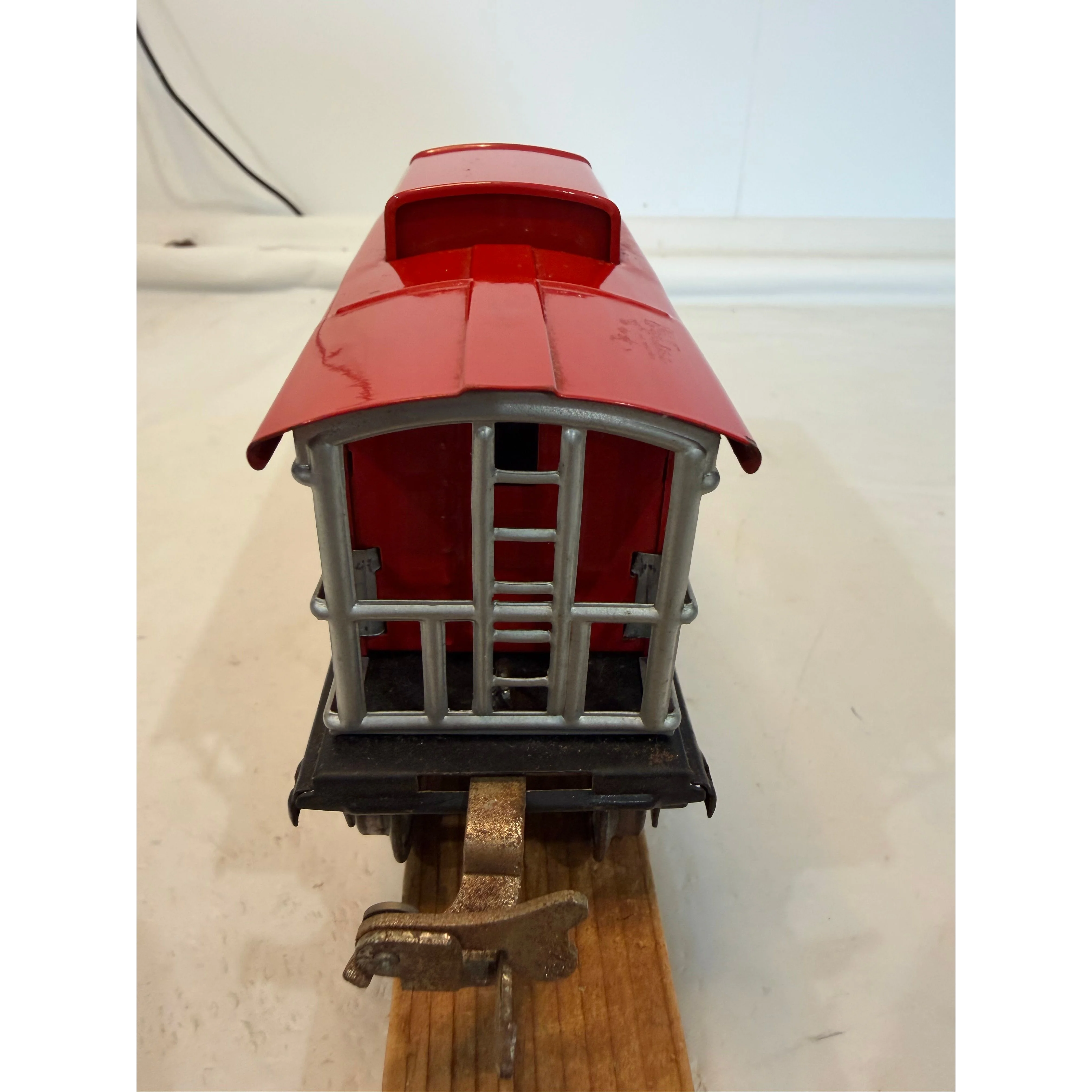 1 Lionel Tin Freight Car #1679 and 1 Lionel Tin Caboose #657 — photo 15