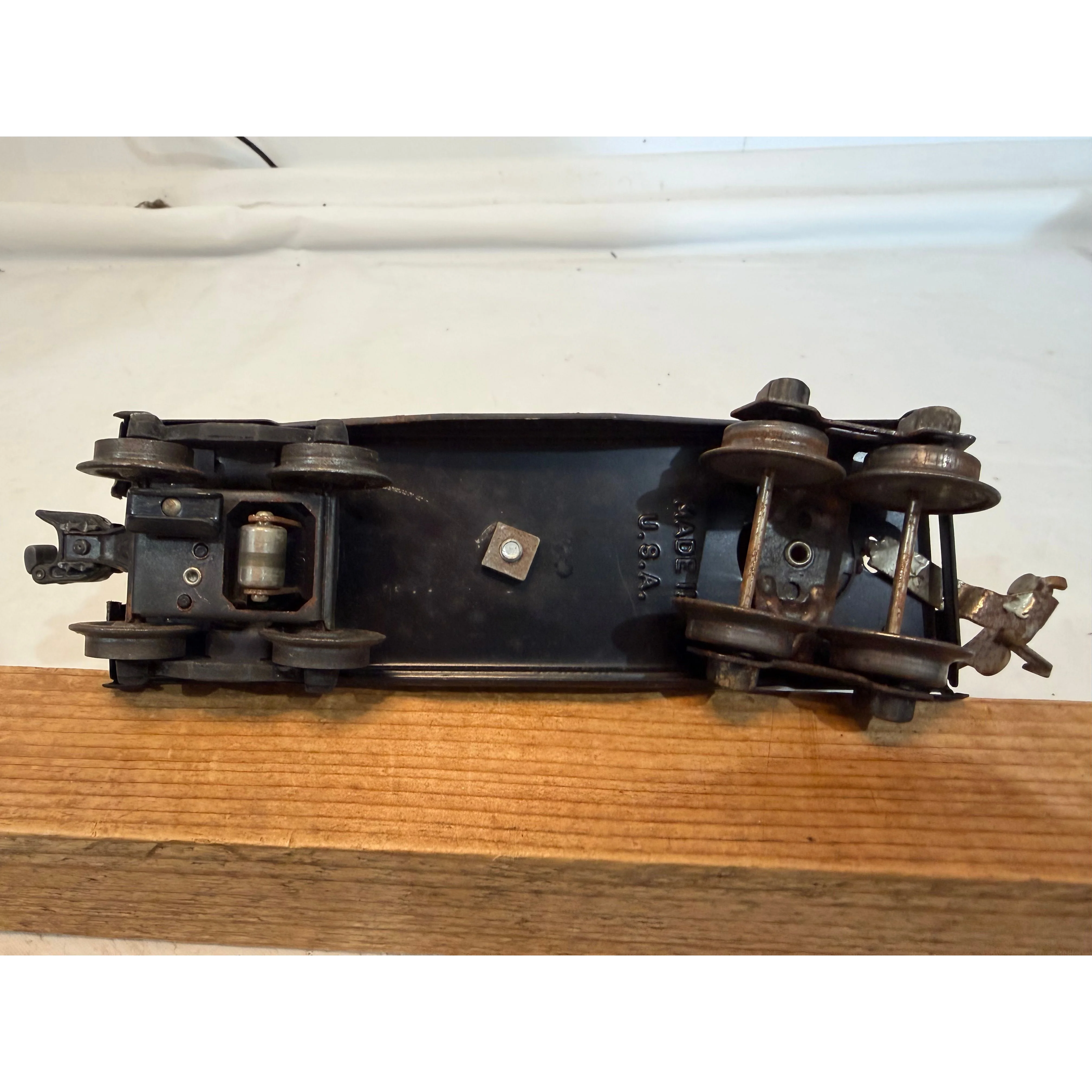 1 Lionel Tin Freight Car #1679 and 1 Lionel Tin Caboose #657 — photo 18