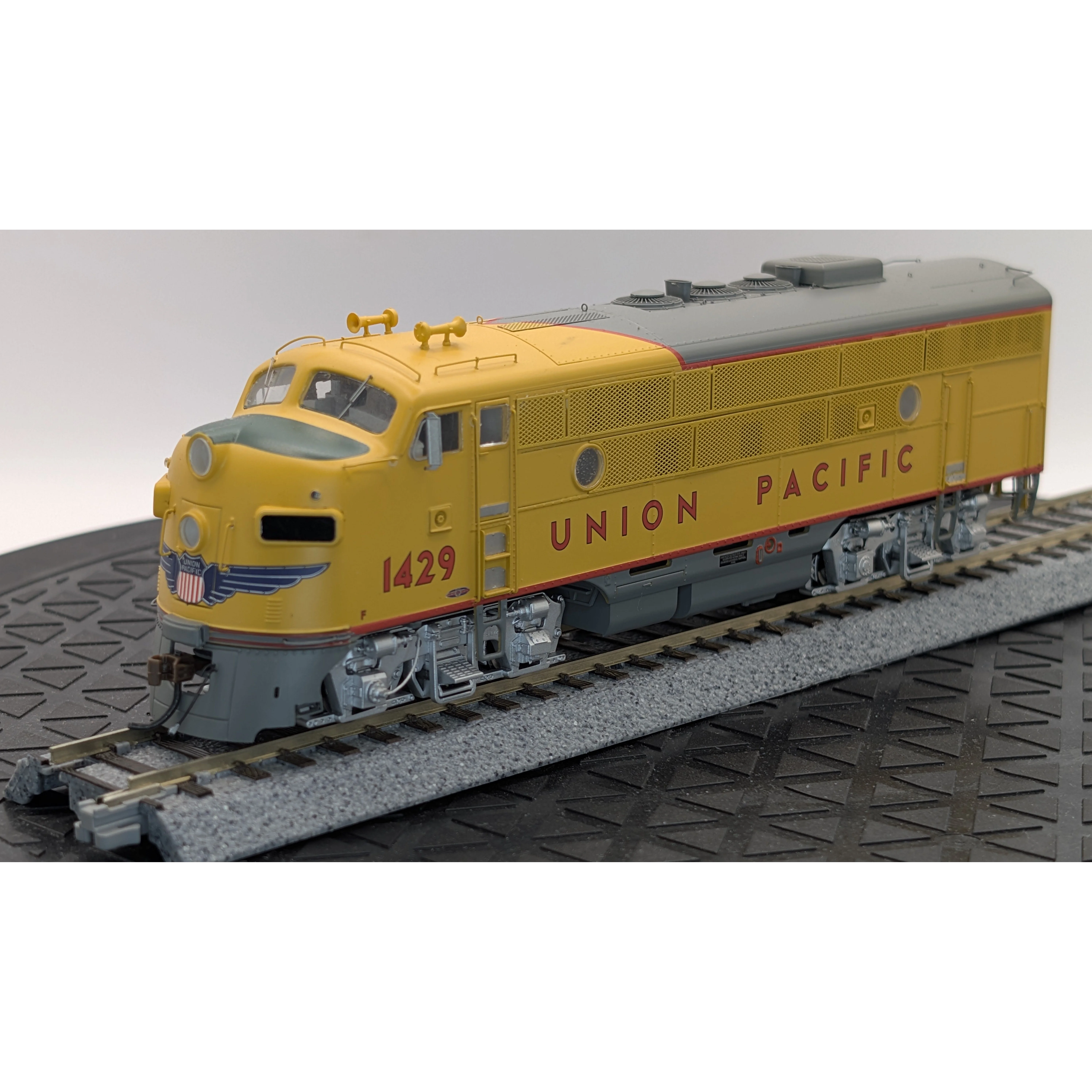 HO Scale Athearn Genesis Union Pacific F3 AB Set w/DCC Sound — photo 2