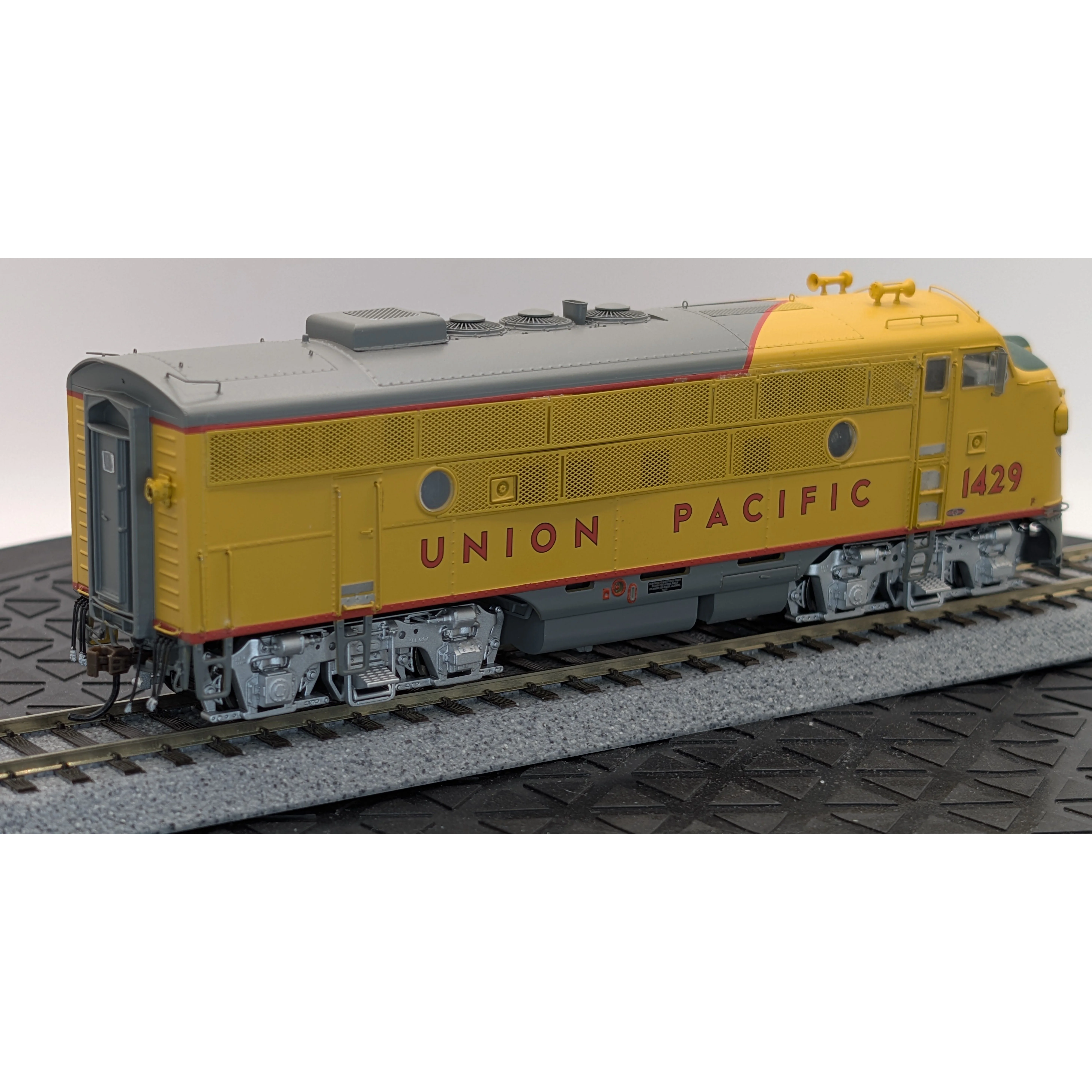 HO Scale Athearn Genesis Union Pacific F3 AB Set w/DCC Sound — photo 3