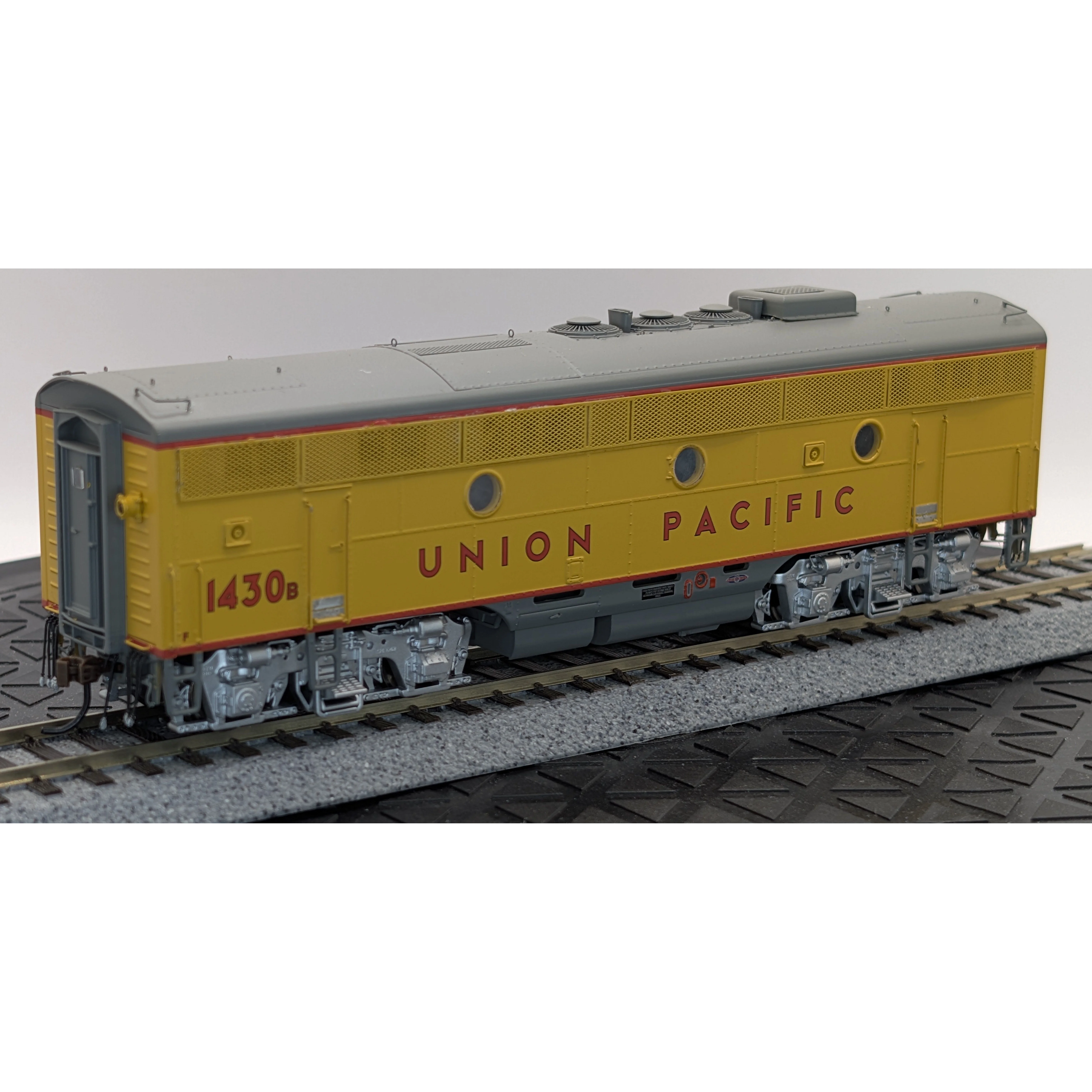 HO Scale Athearn Genesis Union Pacific F3 AB Set w/DCC Sound — photo 4