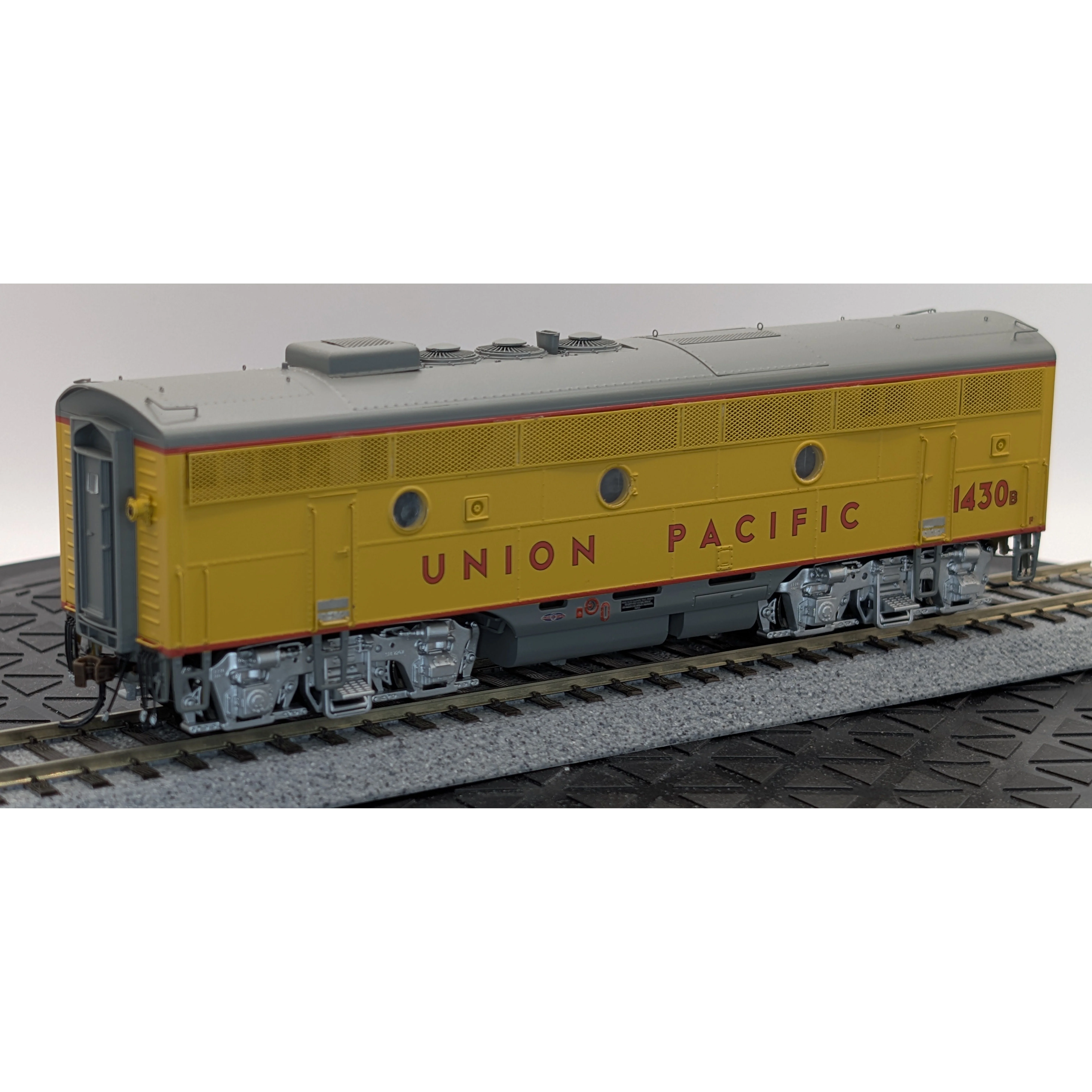 HO Scale Athearn Genesis Union Pacific F3 AB Set w/DCC Sound — photo 5