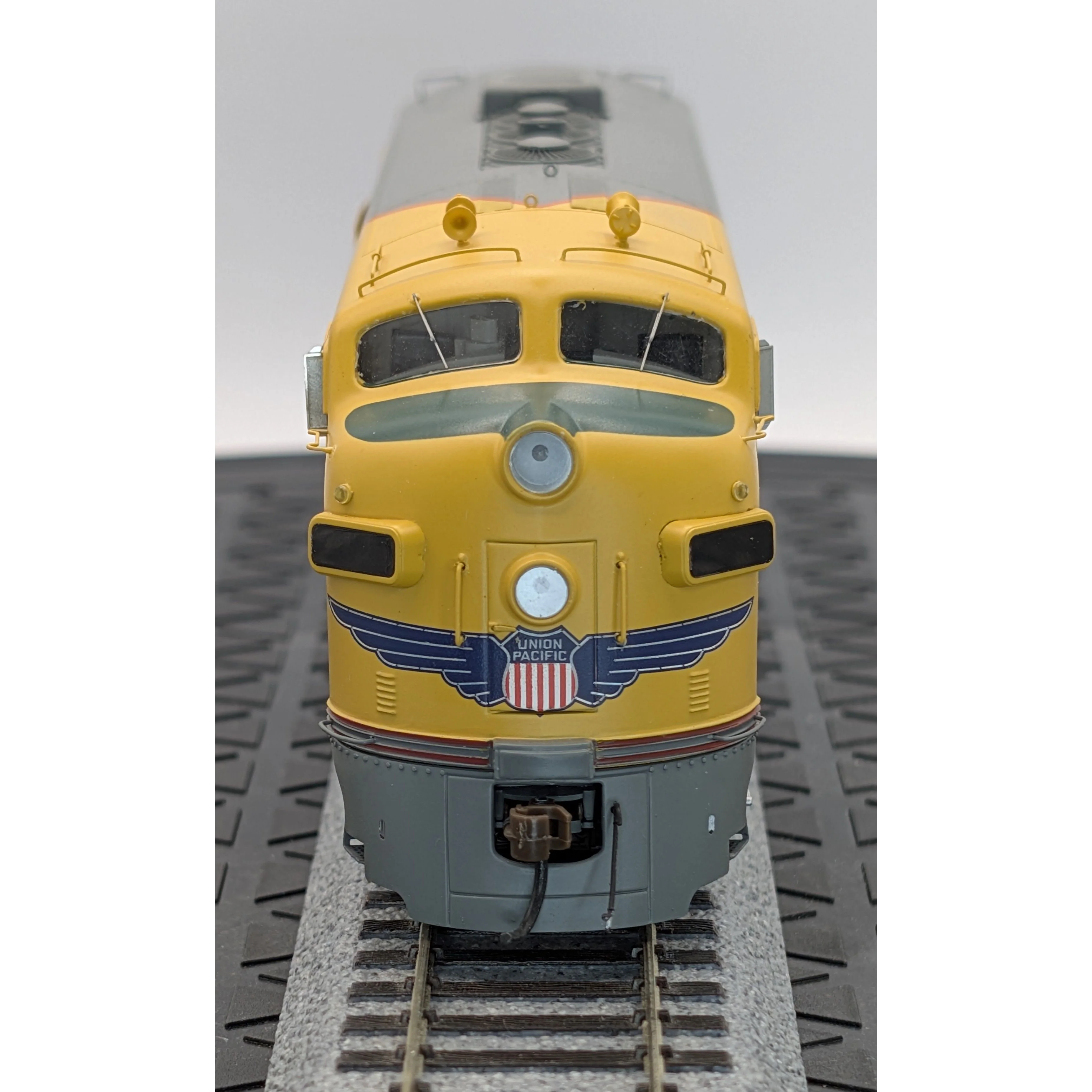 HO Scale Athearn Genesis Union Pacific F3 AB Set w/DCC Sound — photo 6