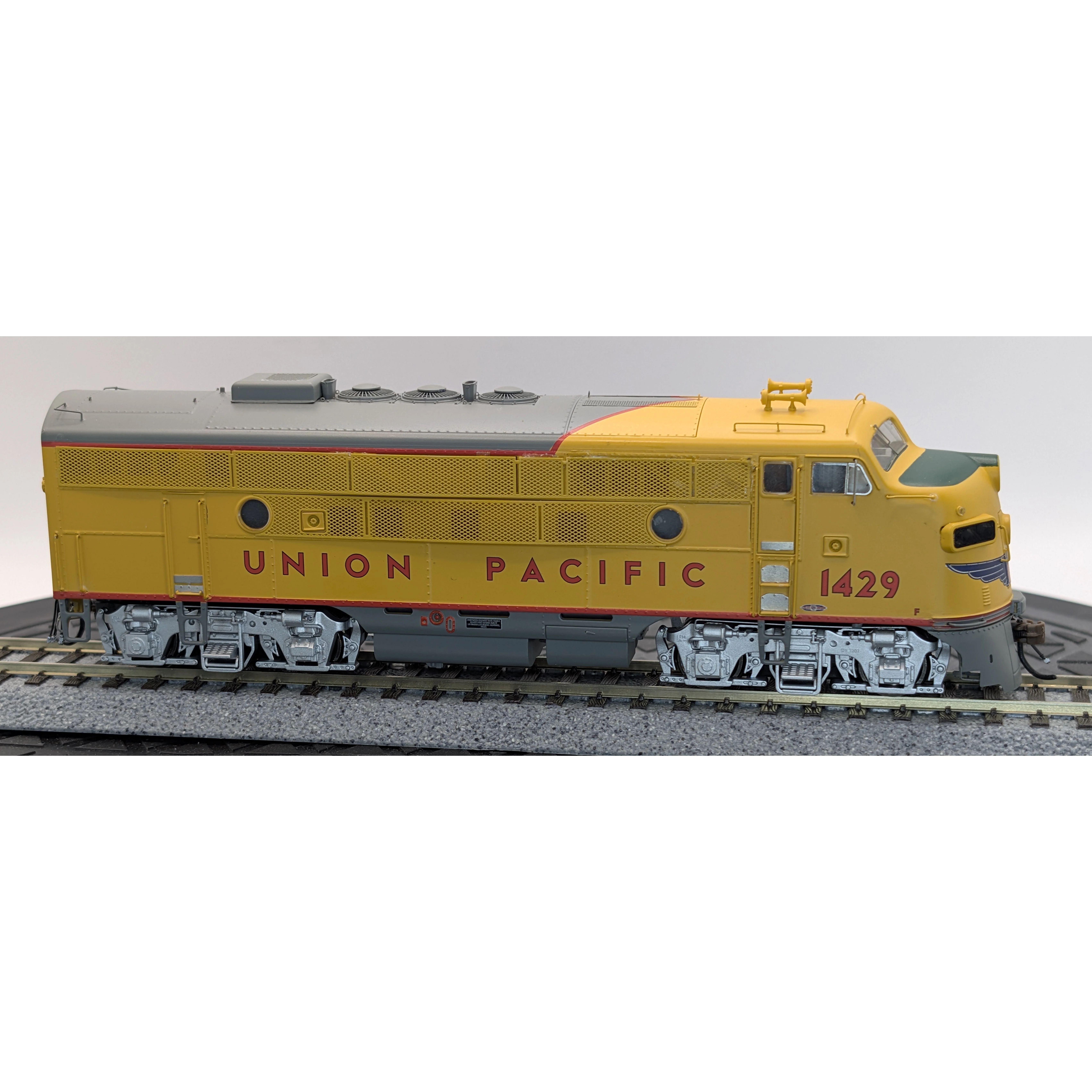 HO Scale Athearn Genesis Union Pacific F3 AB Set w/DCC Sound — photo 9