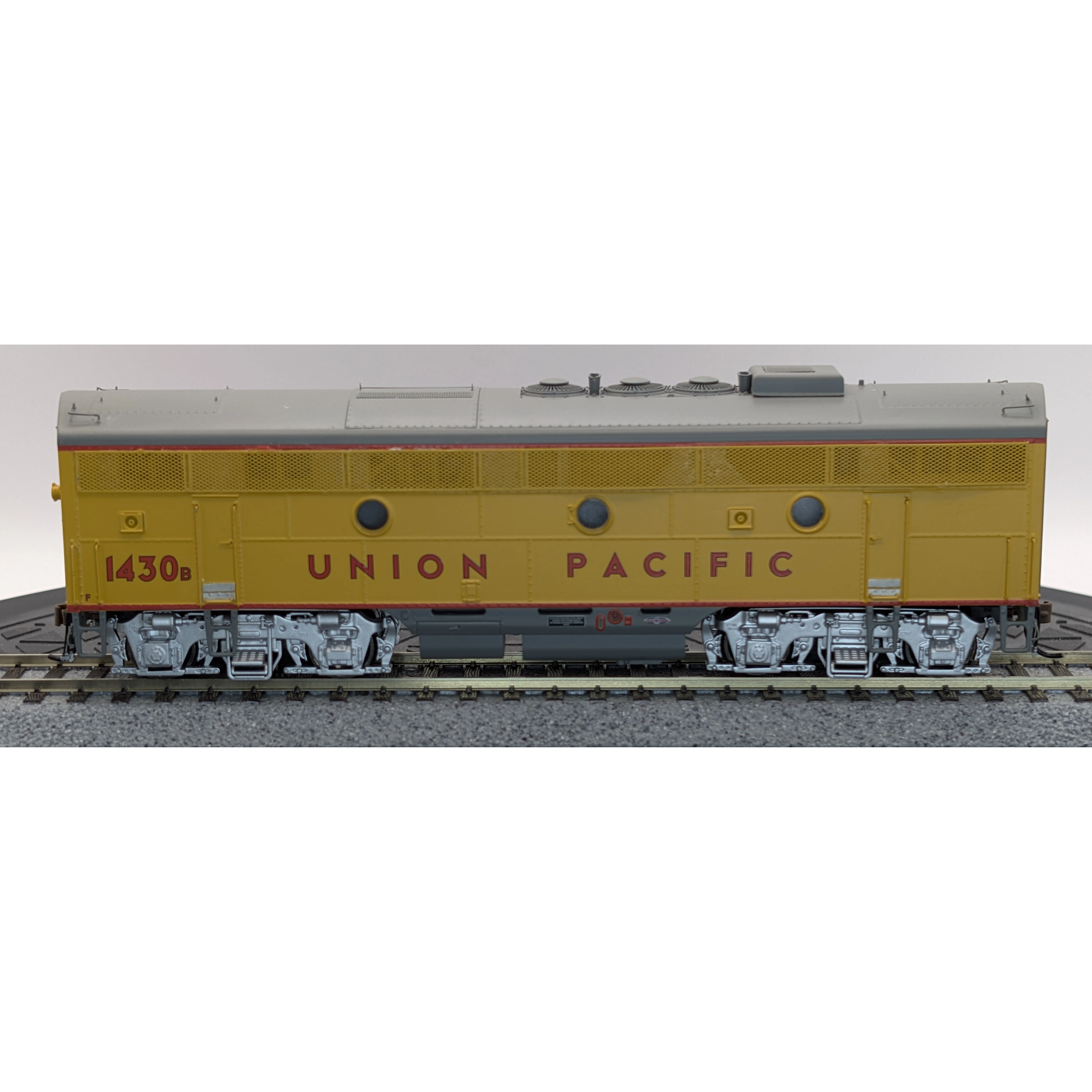 HO Scale Athearn Genesis Union Pacific F3 AB Set w/DCC Sound — photo 11