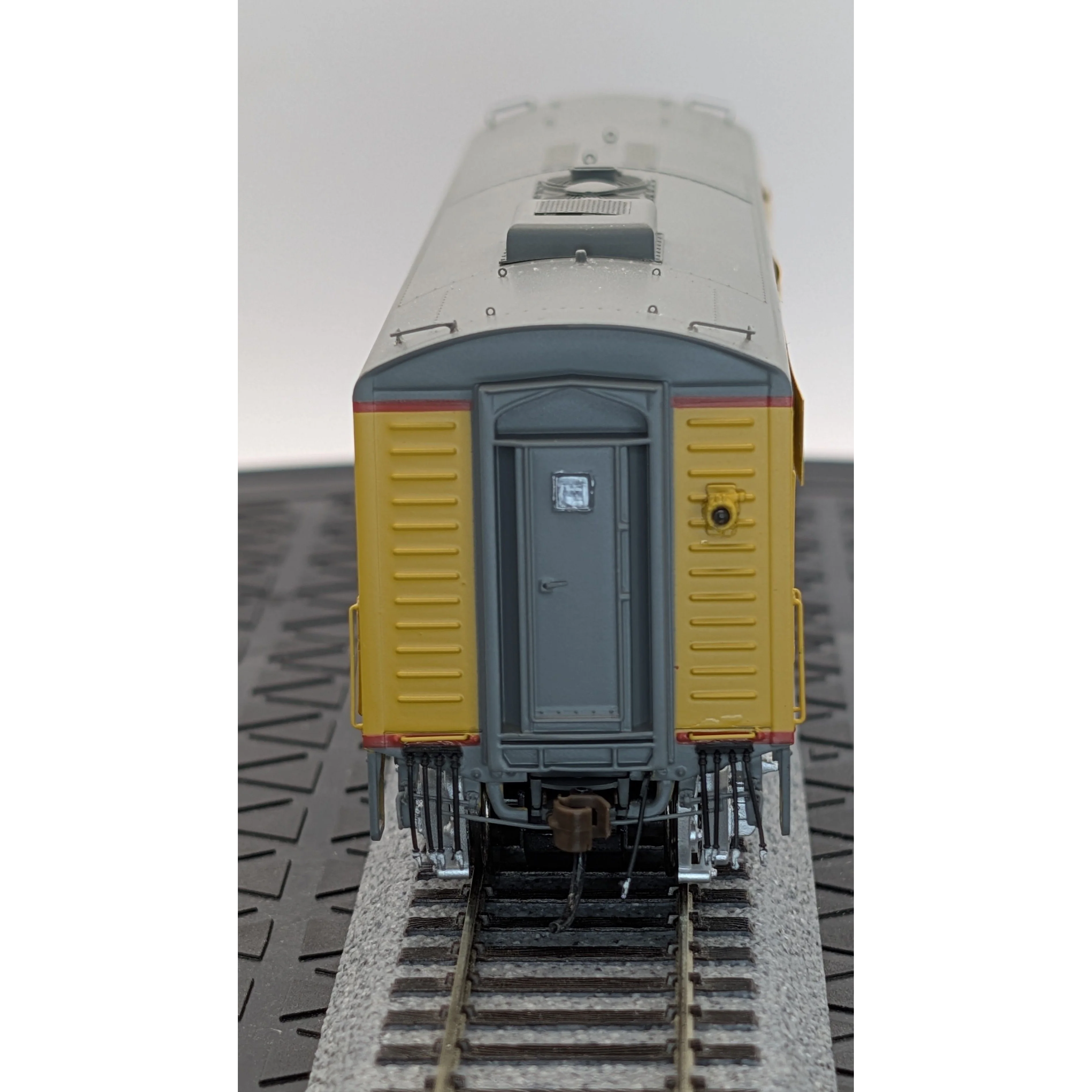 HO Scale Athearn Genesis Union Pacific F3 AB Set w/DCC Sound — photo 12
