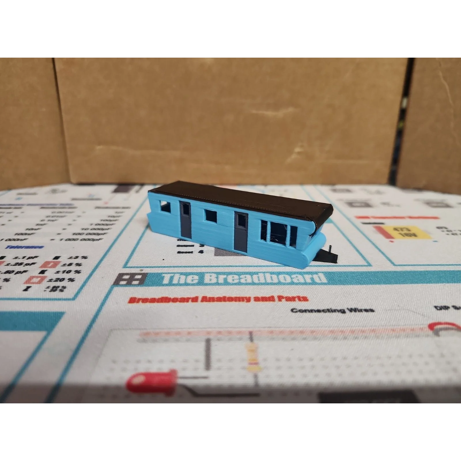 N Scale:Train Model:Vintage/Art Deco Blue Travel Trailer