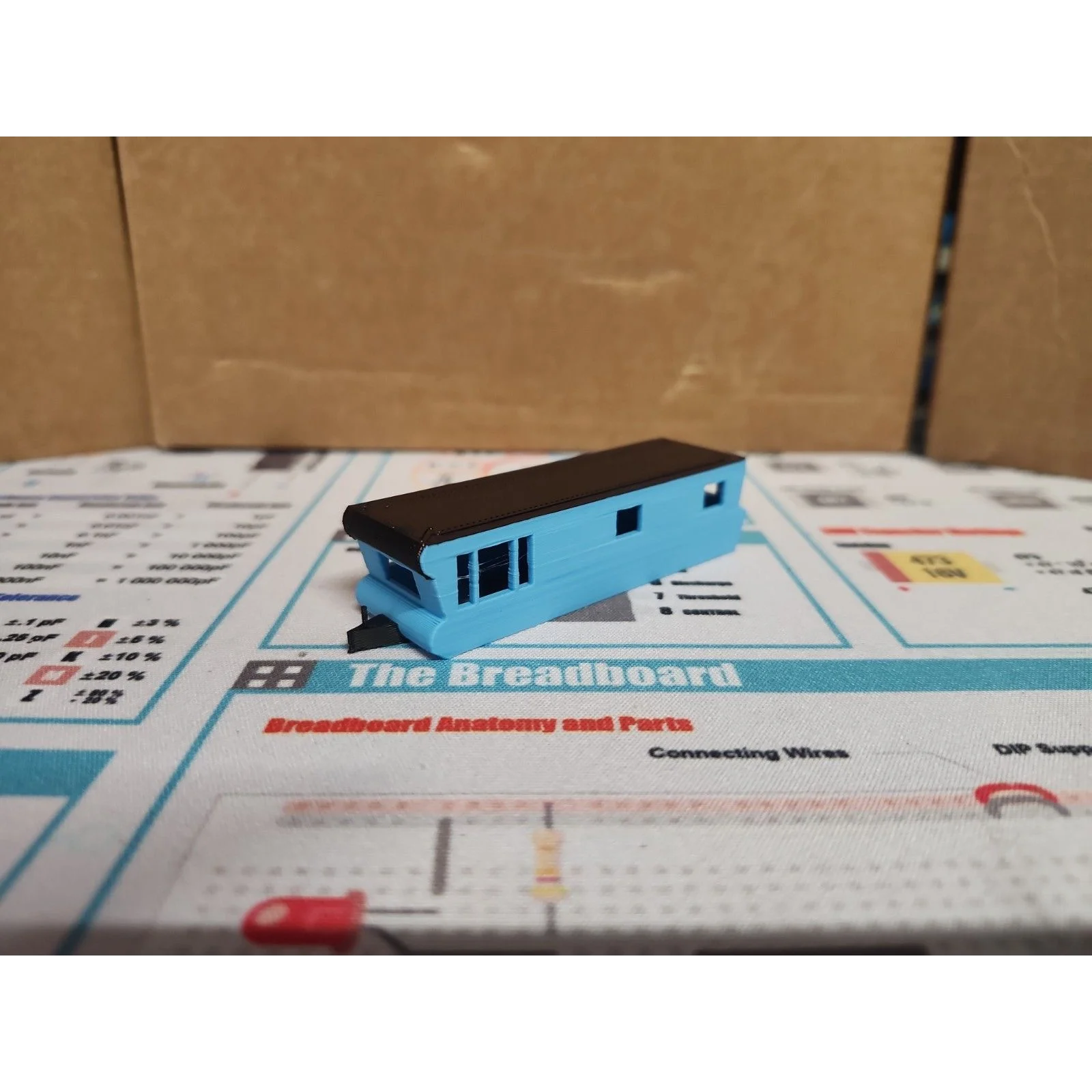N Scale:Train Model:Vintage/Art Deco Blue Travel Trailer — photo 2