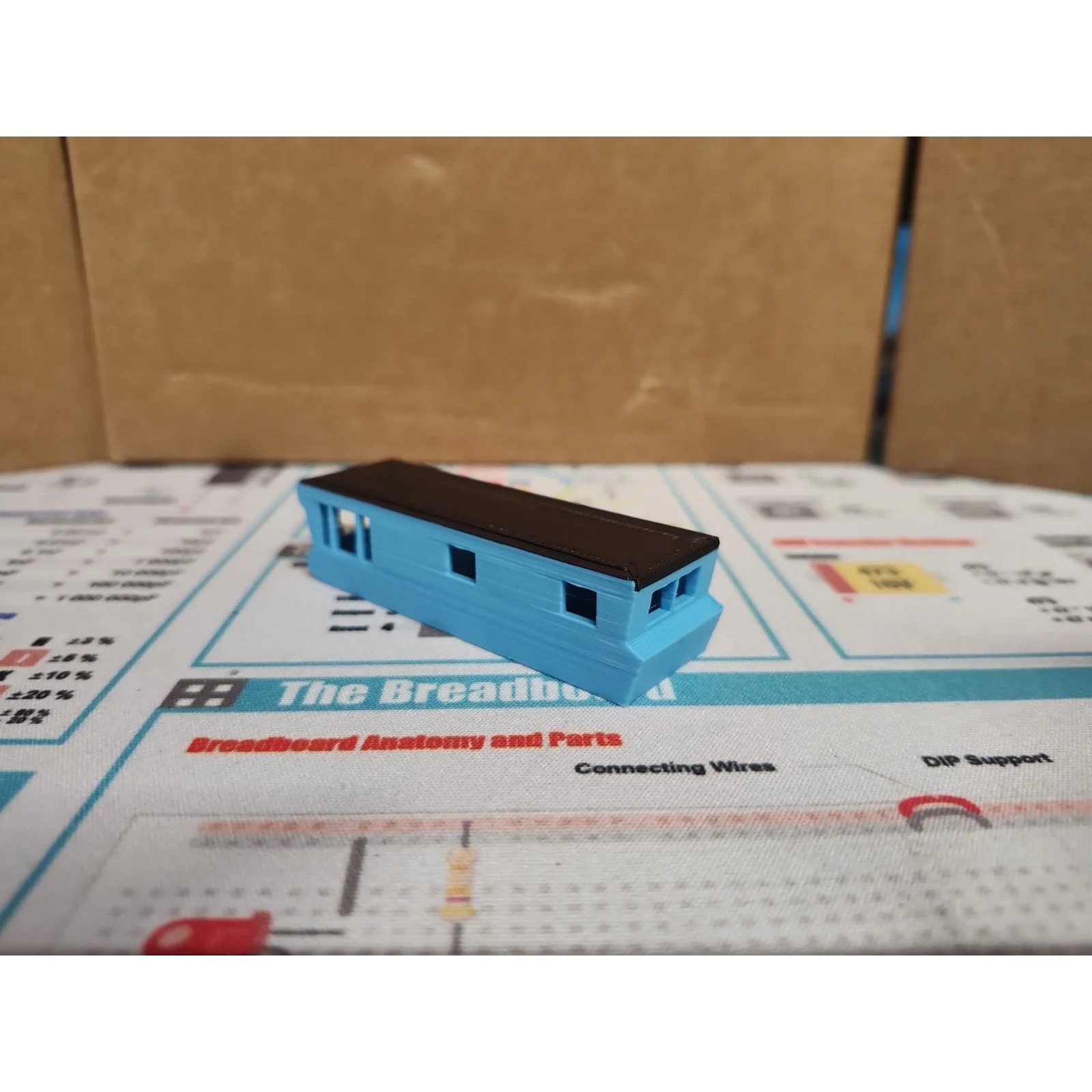 N Scale:Train Model:Vintage/Art Deco Blue Travel Trailer — photo 3