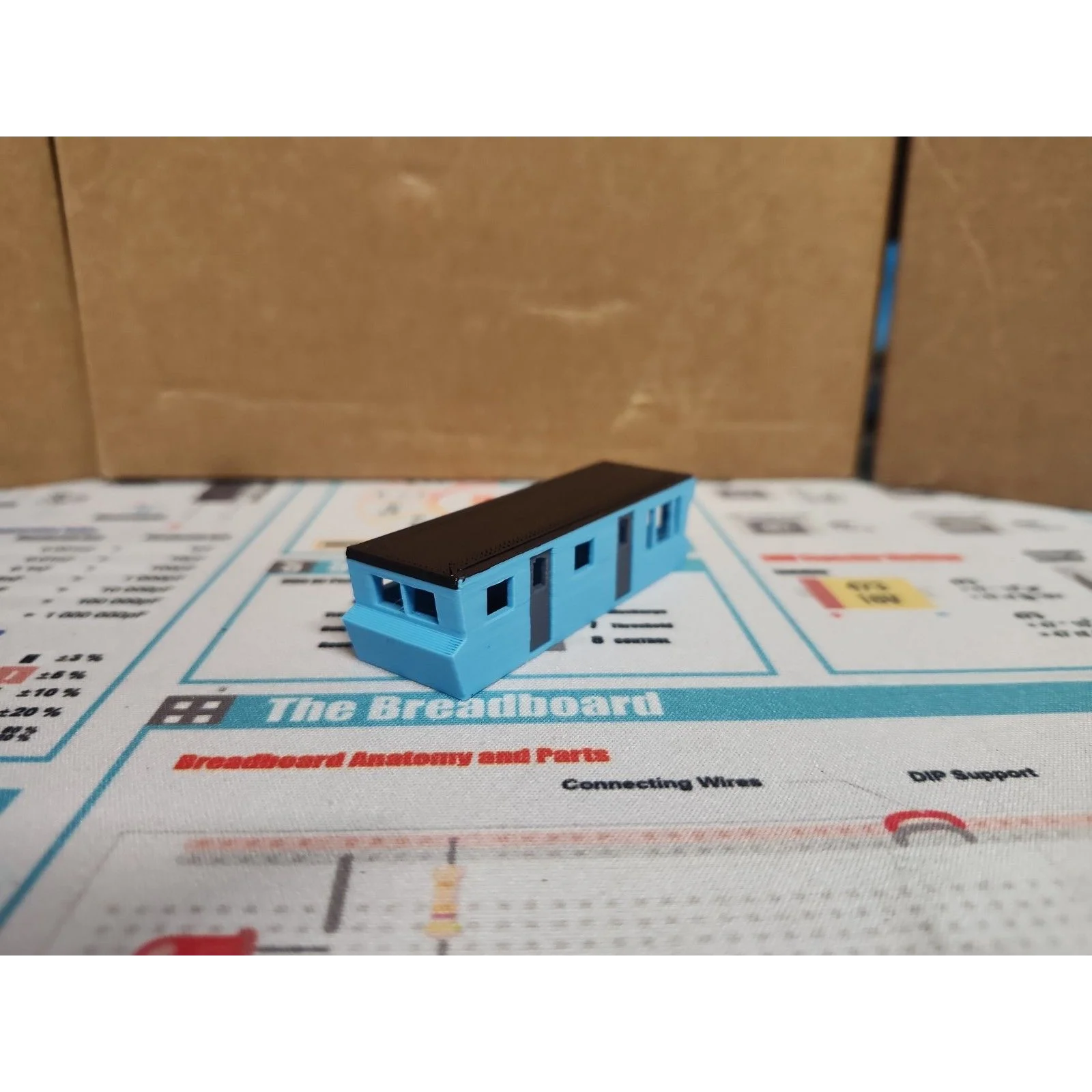 N Scale:Train Model:Vintage/Art Deco Blue Travel Trailer — photo 4