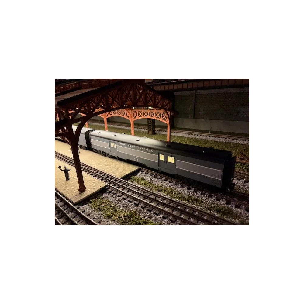 MUST-HAVE 2 NYC BAGGAGE CARS FOR CRACK NYC PASSENGER TRAINS 21" 2-PACK UNOPENED