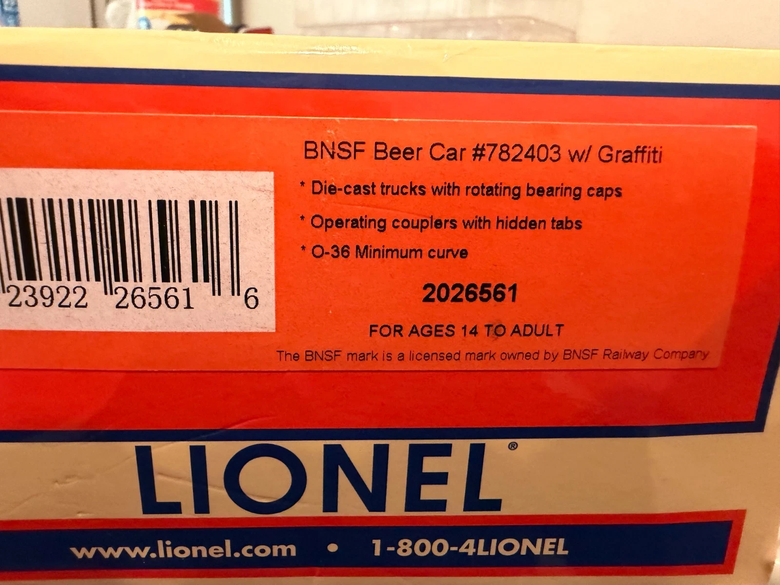 Lionel 2026561 BNSF Beer Reefer w/ Graffitti LN/Box — photo 2