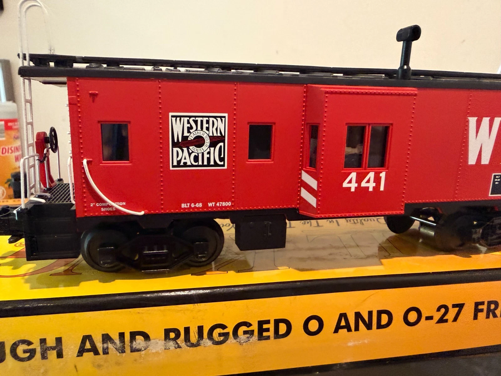 MTH 30-7742 Western Pacific Bay Window Caboose NIB — photo 3