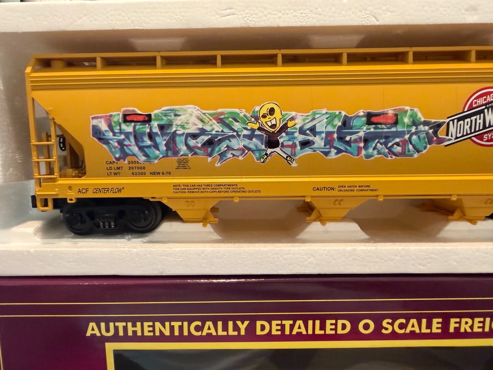 MTH 20-97522 Chicago Great Western #7206 3 Bay Centerflow Hopper w/ Graffiti NIB — photo 3