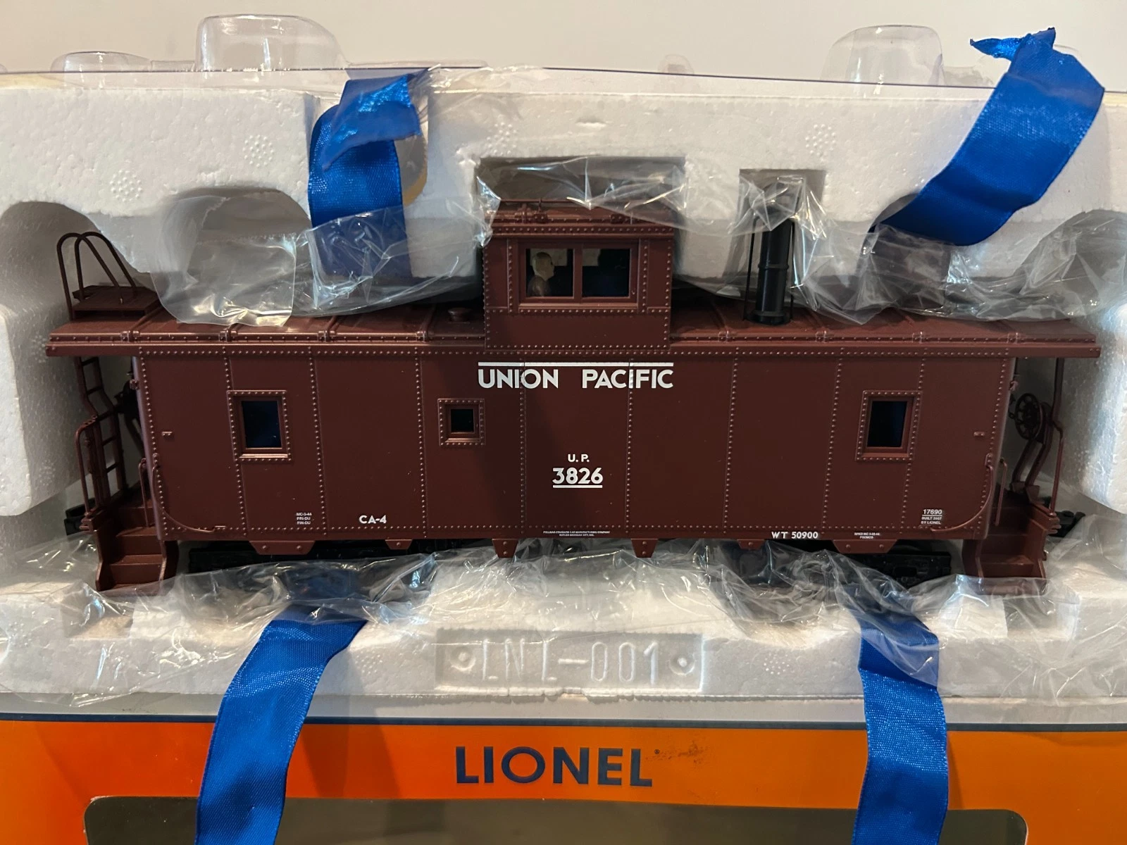 LIONEL #17690 UNION PACIFIC HERITAGE CA-4 CABOOSE (SMOKES) NIB