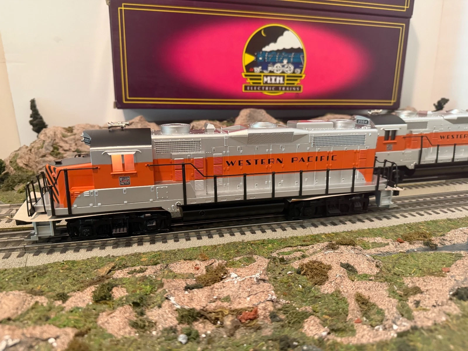 MTH MT-2141LP Western Pacific GP-20 Powered/Dummy pair NIB — photo 3