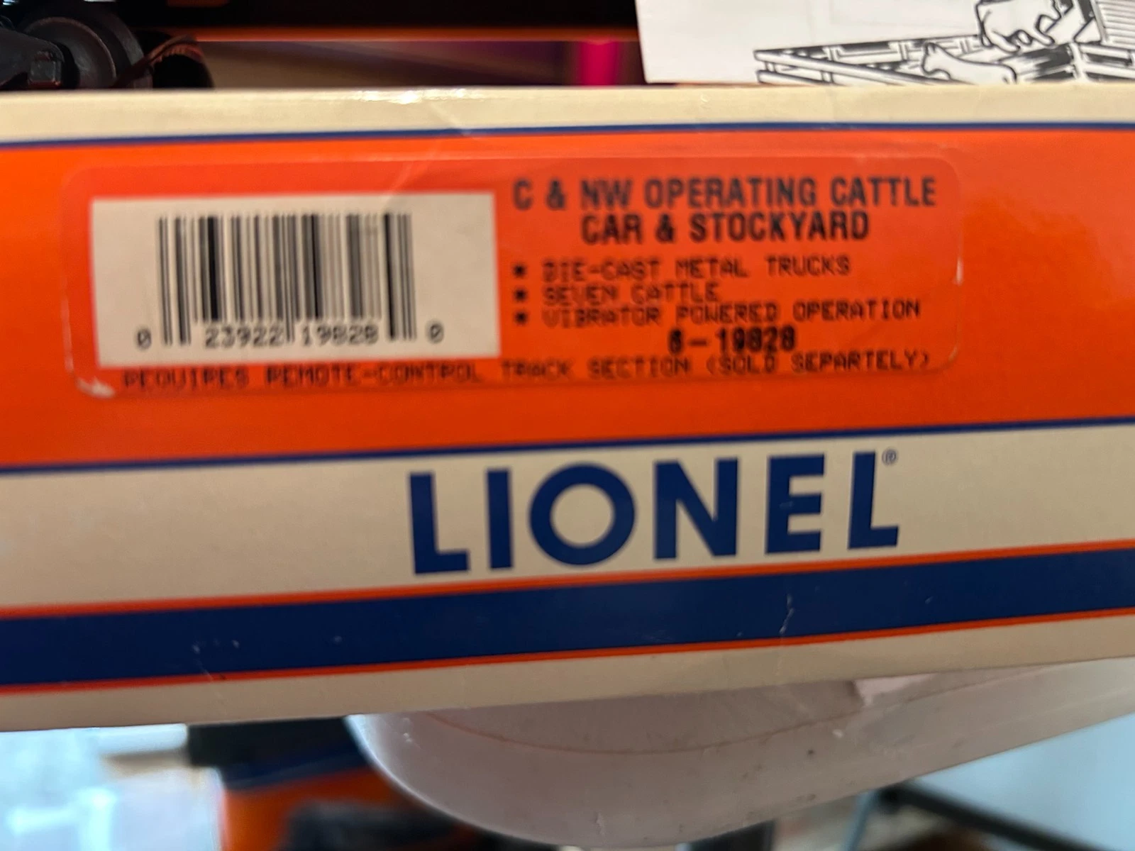 Lionel 6-19828 CNW Cattle Car with Stockyard NIB — photo 3