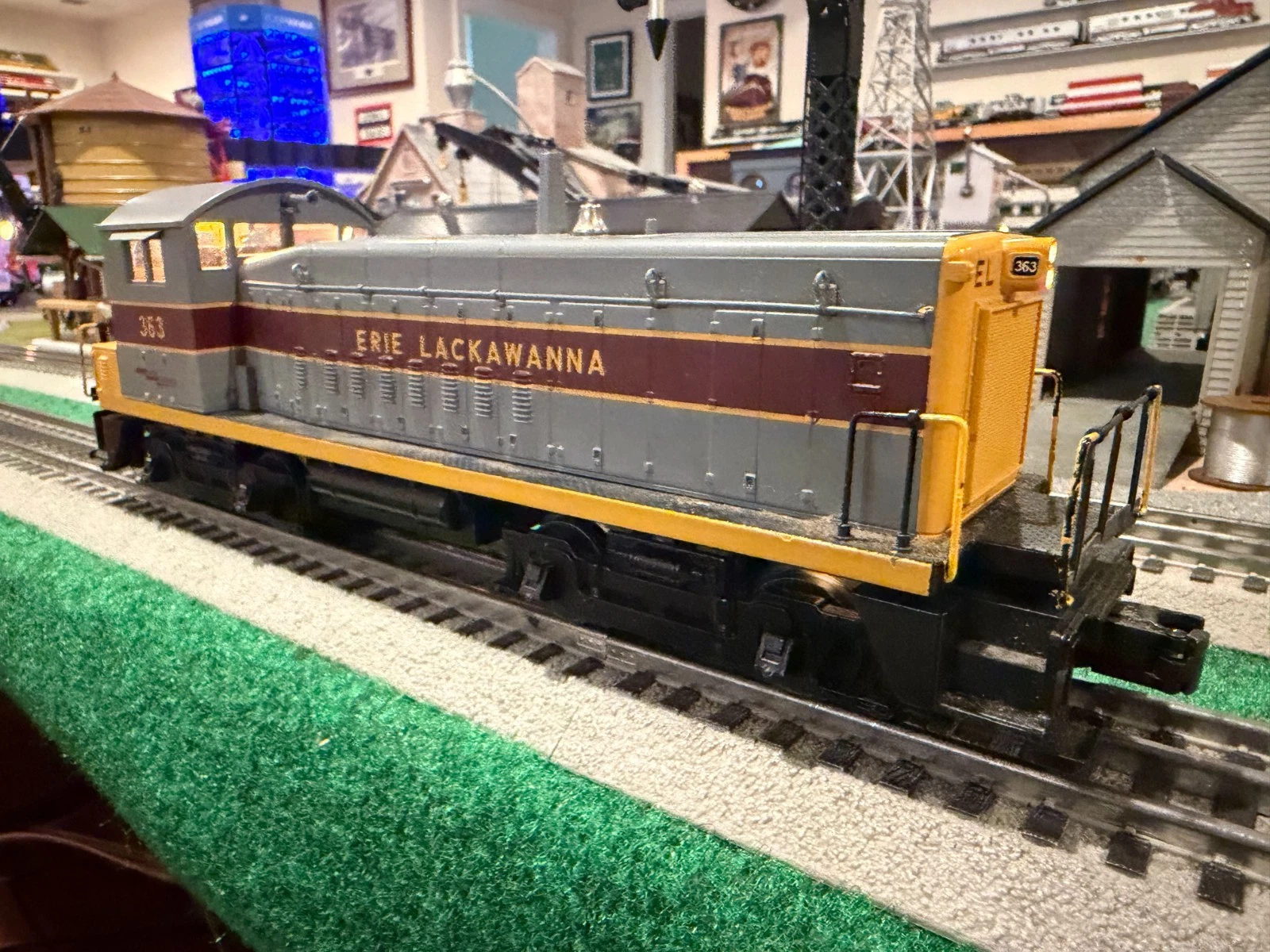 MTH 30-2147-1 Erie Lackawanna SW-8 Switcher Diesel Engine w/Proto LN/BOX
