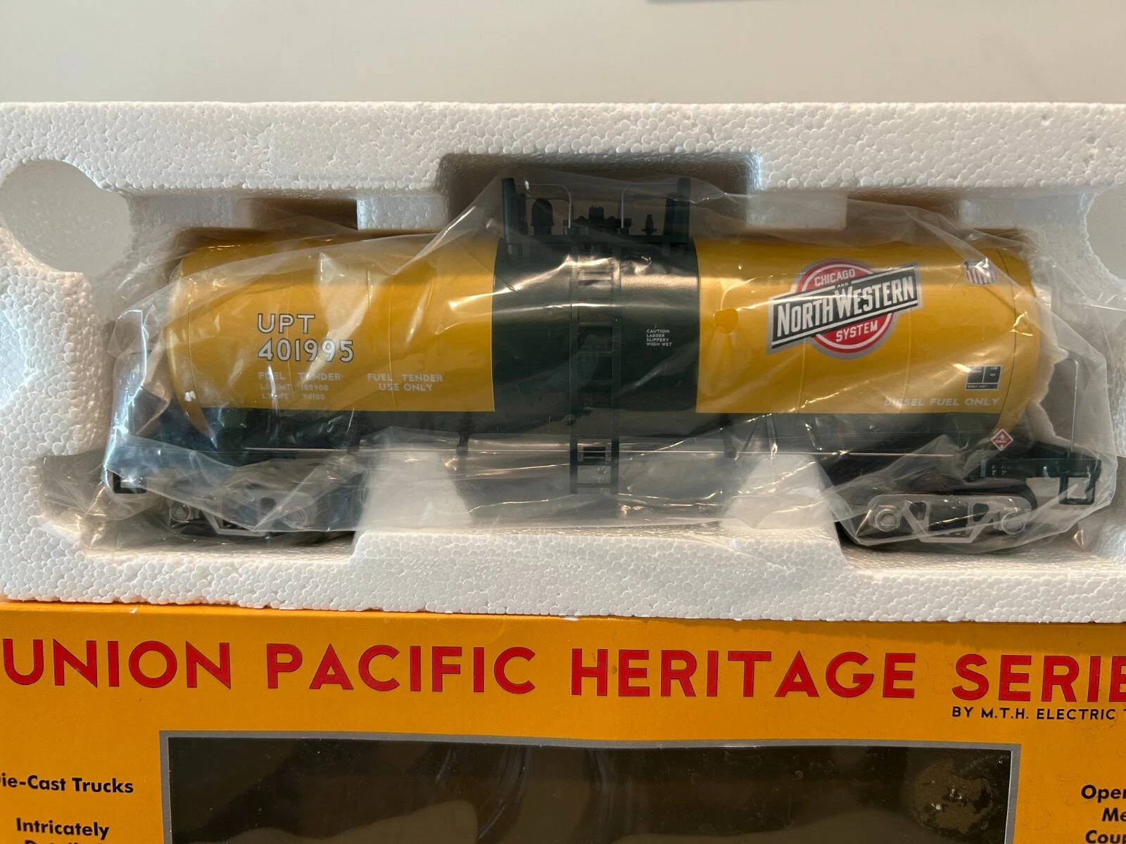 MTH O Scale 20-96167 Chicago Northwestern (UP Heritage) Tank Car NIB — photo 4