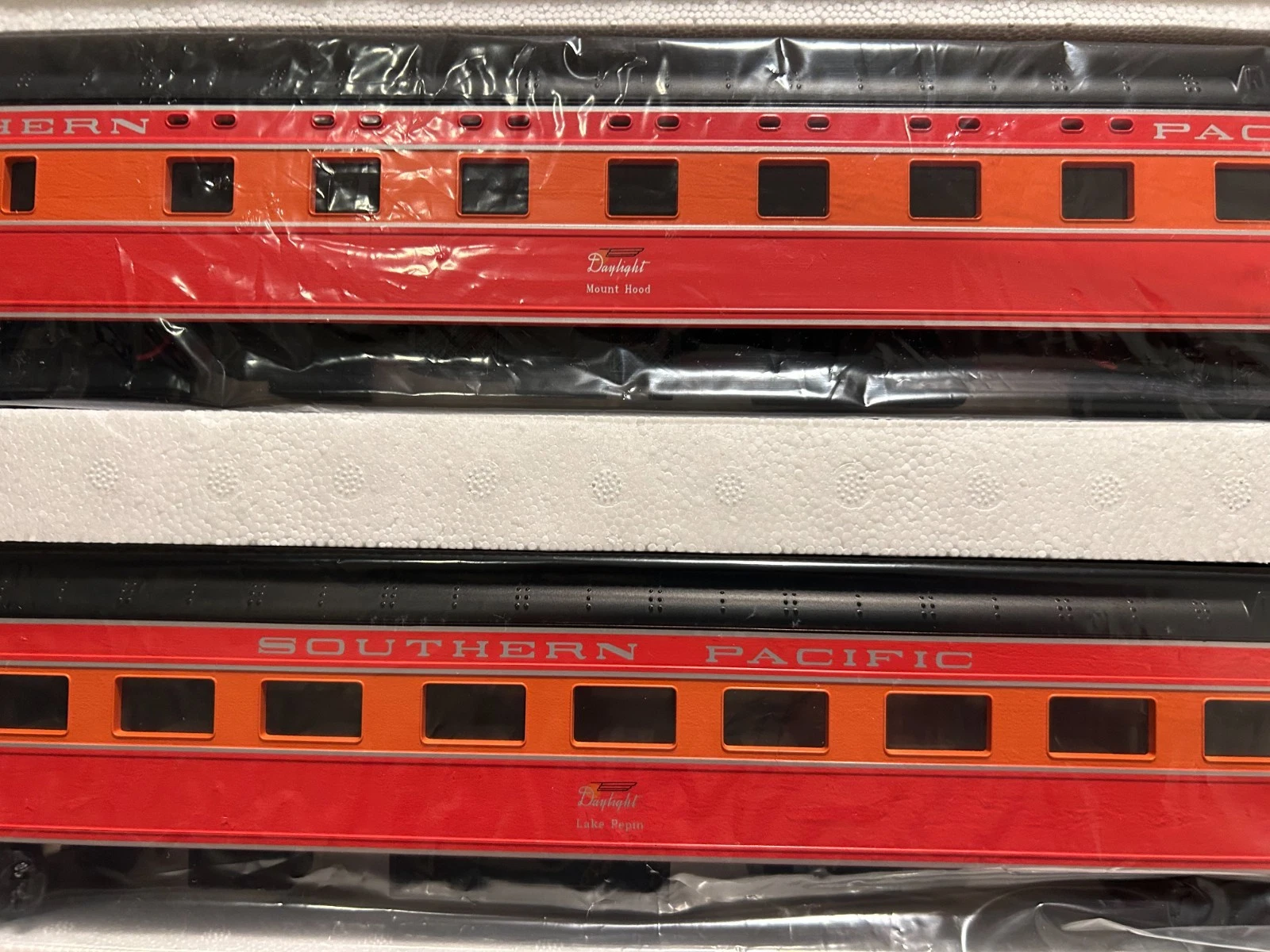 MTH 20-6623 Southern Pacific Streamliner 2 Car Sleeper/Diner Set NIB — photo 2