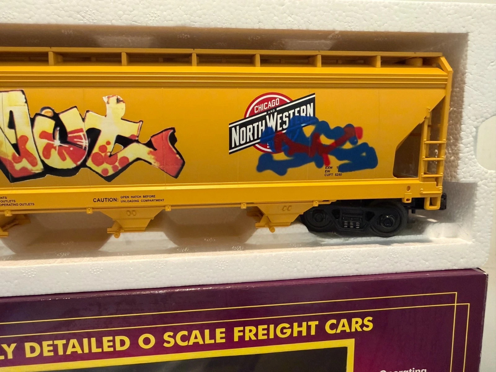 MTH 20-97522 Chicago Great Western #7214 3 Bay Centerflow Hopper w/ Graffiti NIB — photo 3