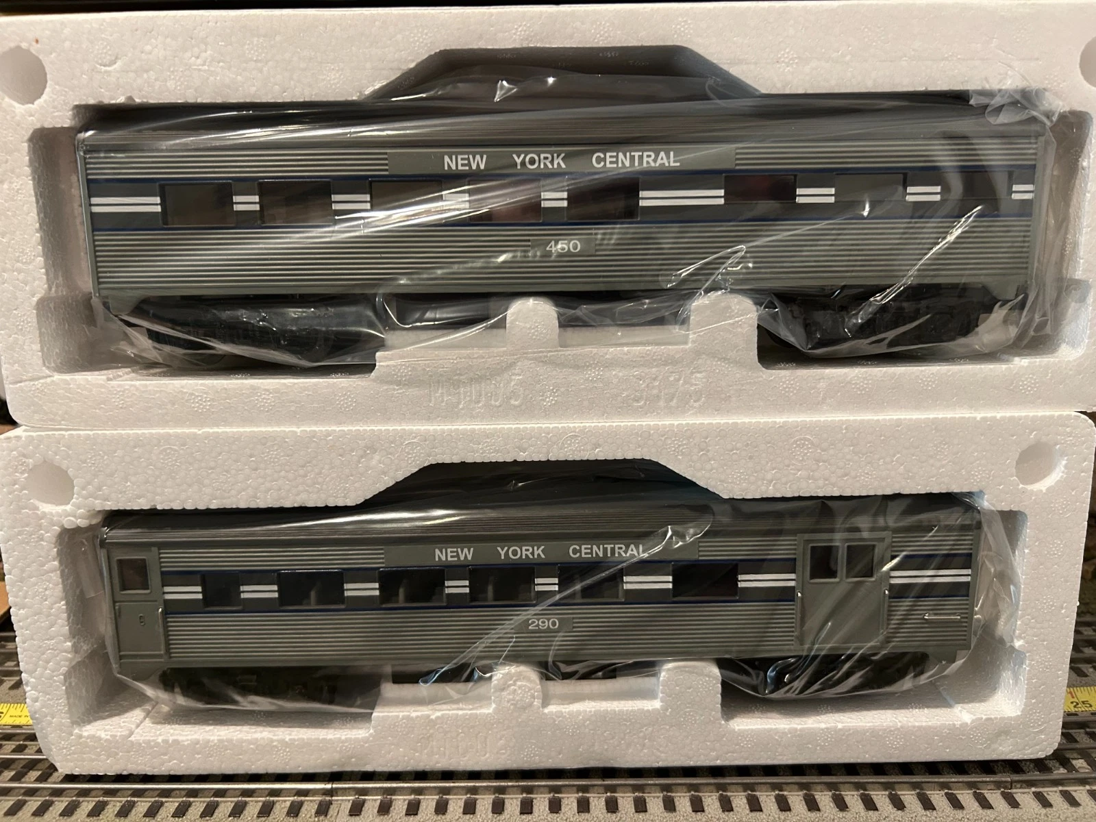 The MTH 30-6024 New York Central Dryfuss Combine Diner set is a ready-to-go pre-built