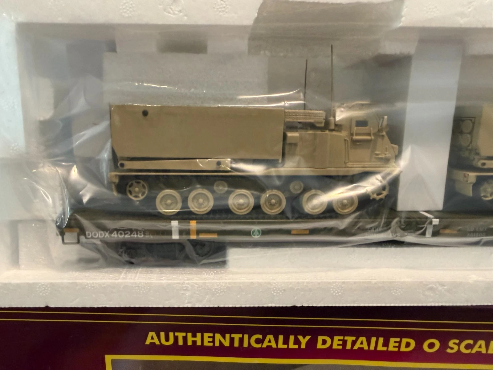 MTH 20-92284E US Army Flatcar w/ 2 M270 Rocket Launchers (Tan) NIB — photo 3