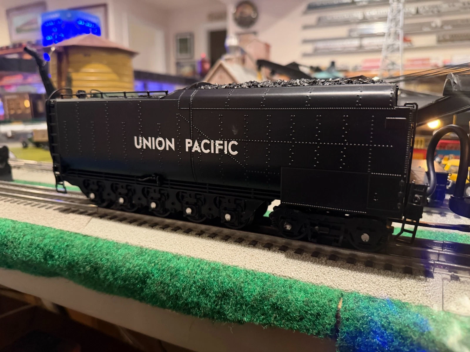 MTH 20-3089-1 Union Pacific Challenger #3713 w/ Proto 2 (Wrong Tender) — photo 3