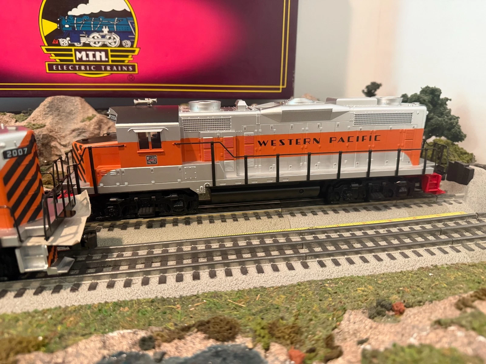 MTH MT-2141LP Western Pacific GP-20 Powered/Dummy pair NIB — photo 2