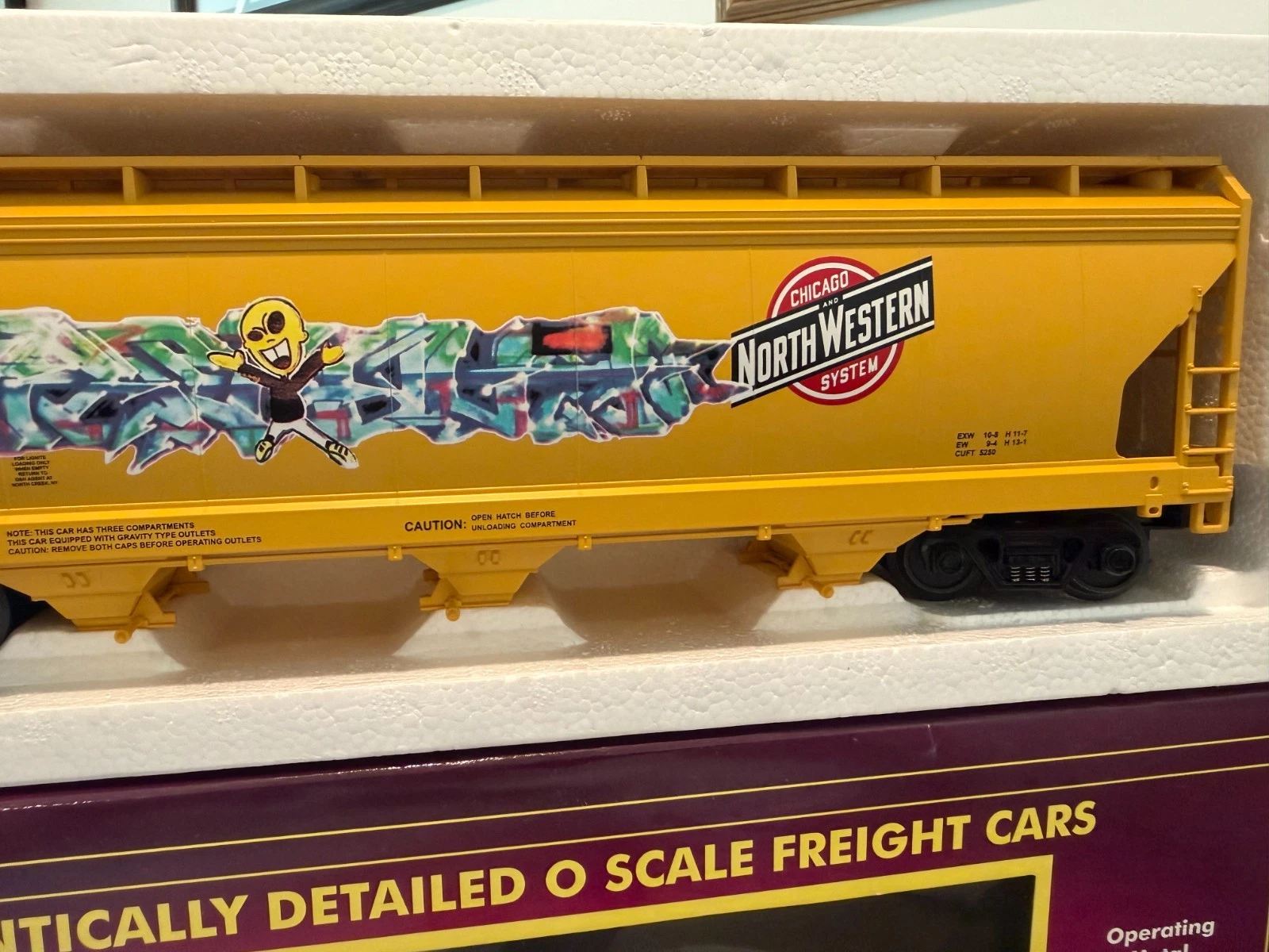 MTH 20-97522 Chicago Great Western #7206 3 Bay Centerflow Hopper w/ Graffiti NIB — photo 2
