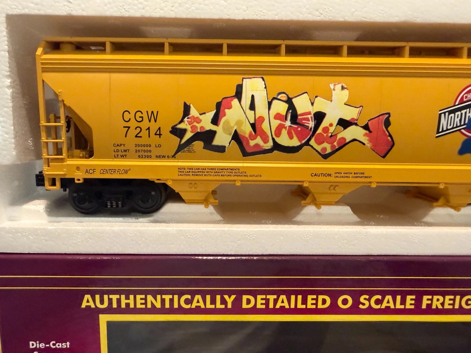 MTH 20-97522 Chicago Great Western #7214 3 Bay Centerflow Hopper w/ Graffiti NIB — photo 2