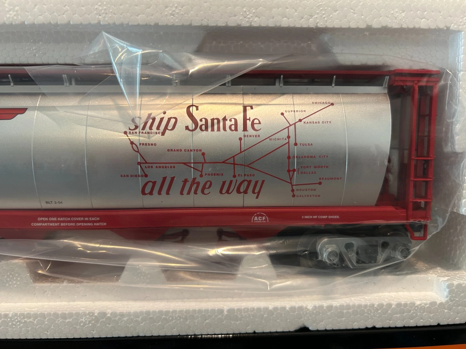 MTH Railking 30-75747 Santa Fe 4 Bay Cylindrical Map Hopper Car (Red) NIB — photo 2