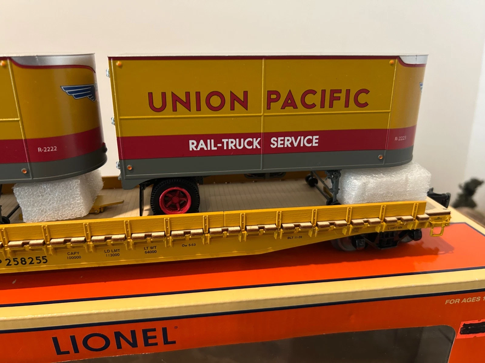Lionel 6-81900 Union Pacific Ps-4 Flatcar w/ 2 trailers NIB — photo 2