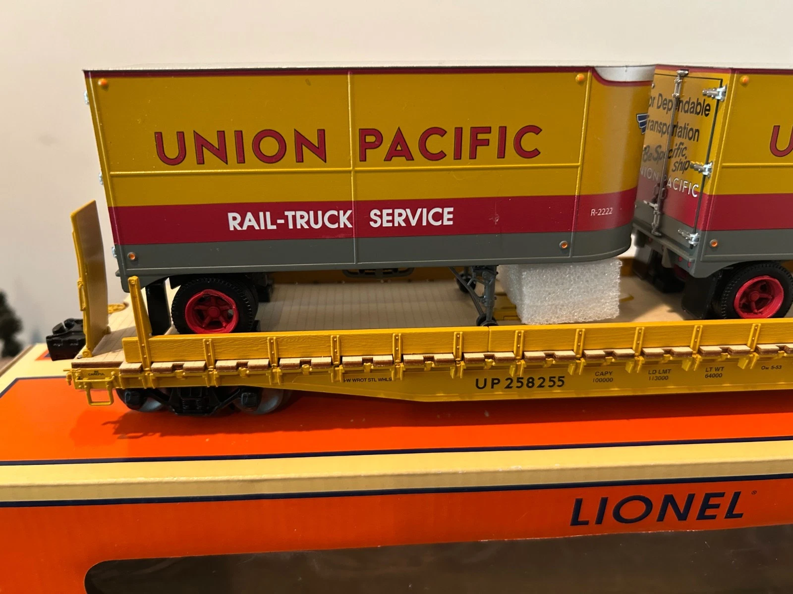 Lionel 6-81900 Union Pacific Ps-4 Flatcar w/ 2 trailers NIB — photo 3