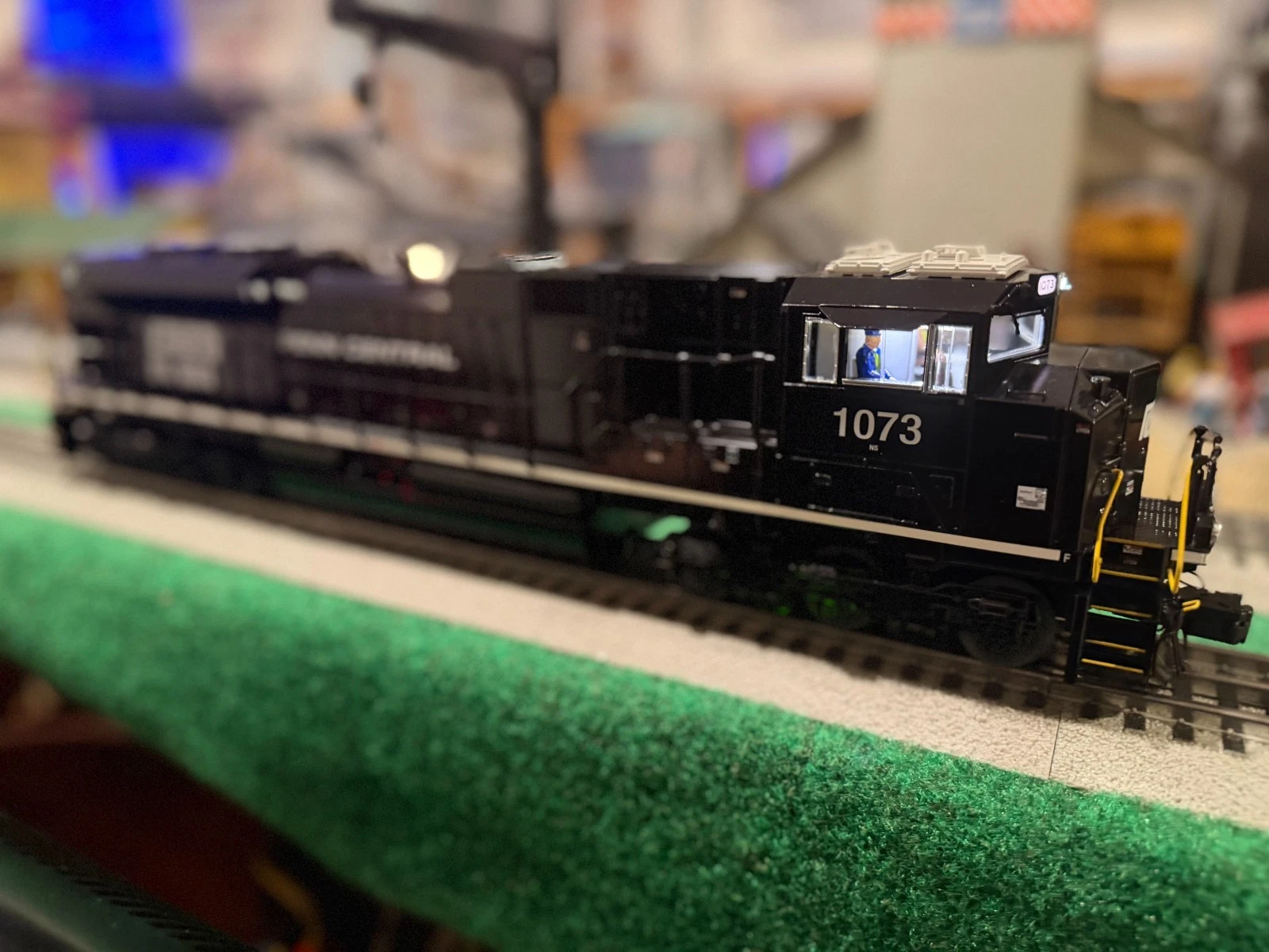 Lionel 2533121 NS Penn Central Legacy SD70ACE #1073 LN/Box — photo 5