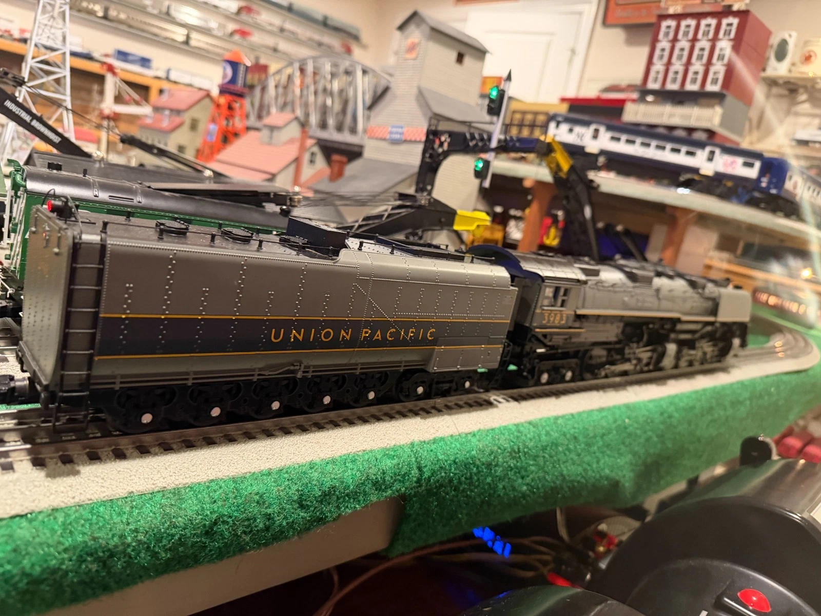 MTH 20-3684-1 Union Pacific Gray and Yellow Stripe Challenger LN/Box — photo 6
