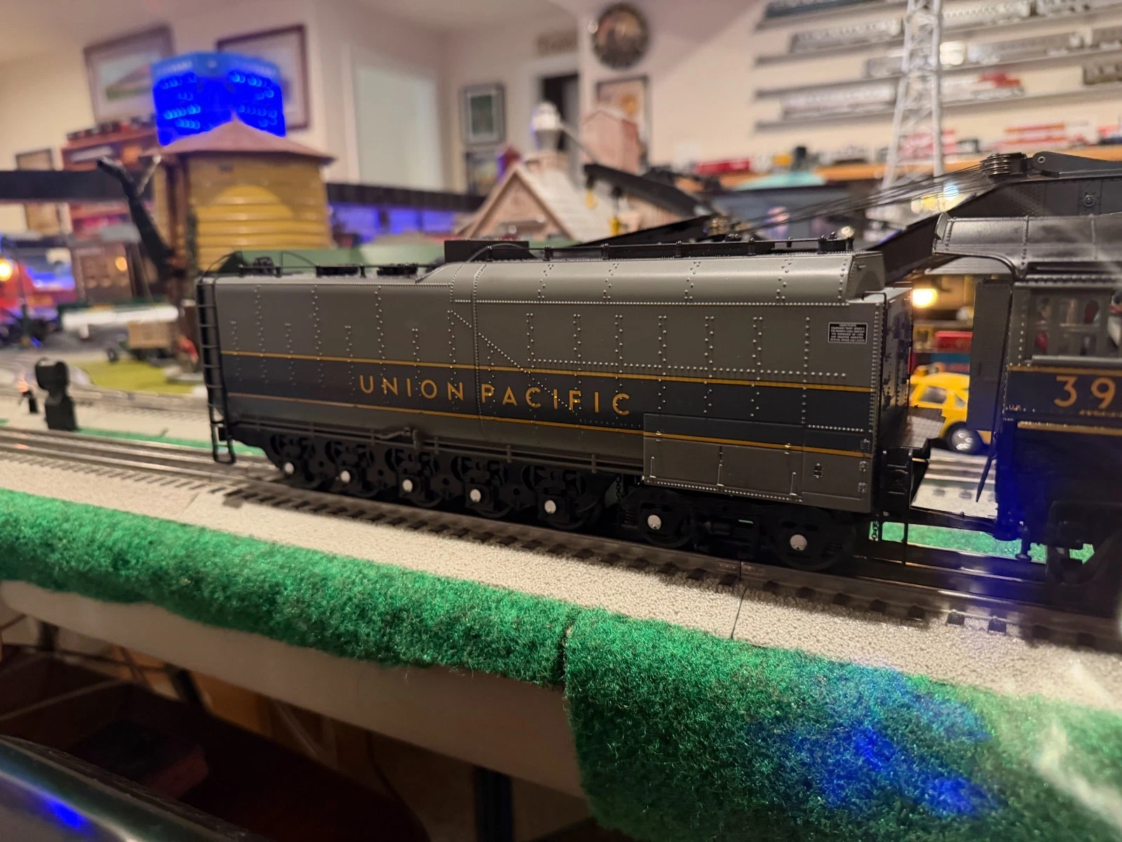 MTH 20-3684-1 Union Pacific Gray and Yellow Stripe Challenger LN/Box — photo 7