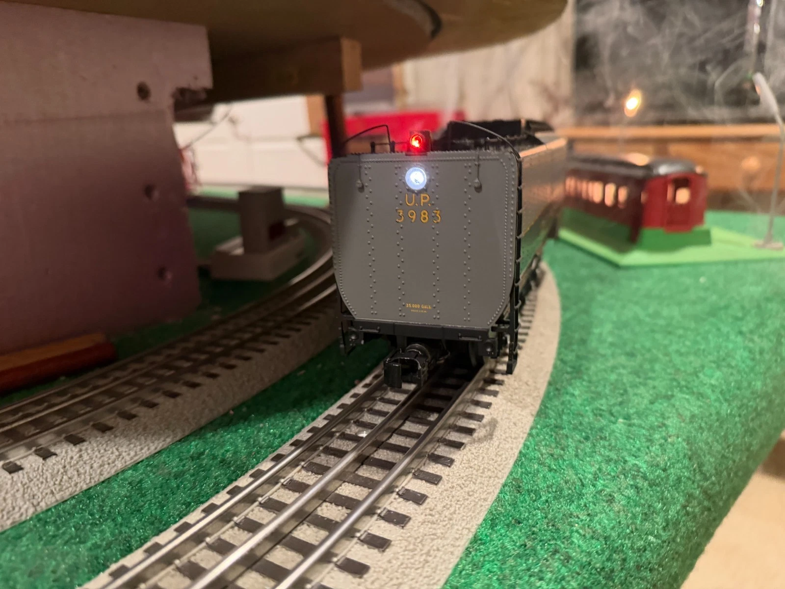 MTH 20-3684-1 Union Pacific Gray and Yellow Stripe Challenger LN/Box — photo 8