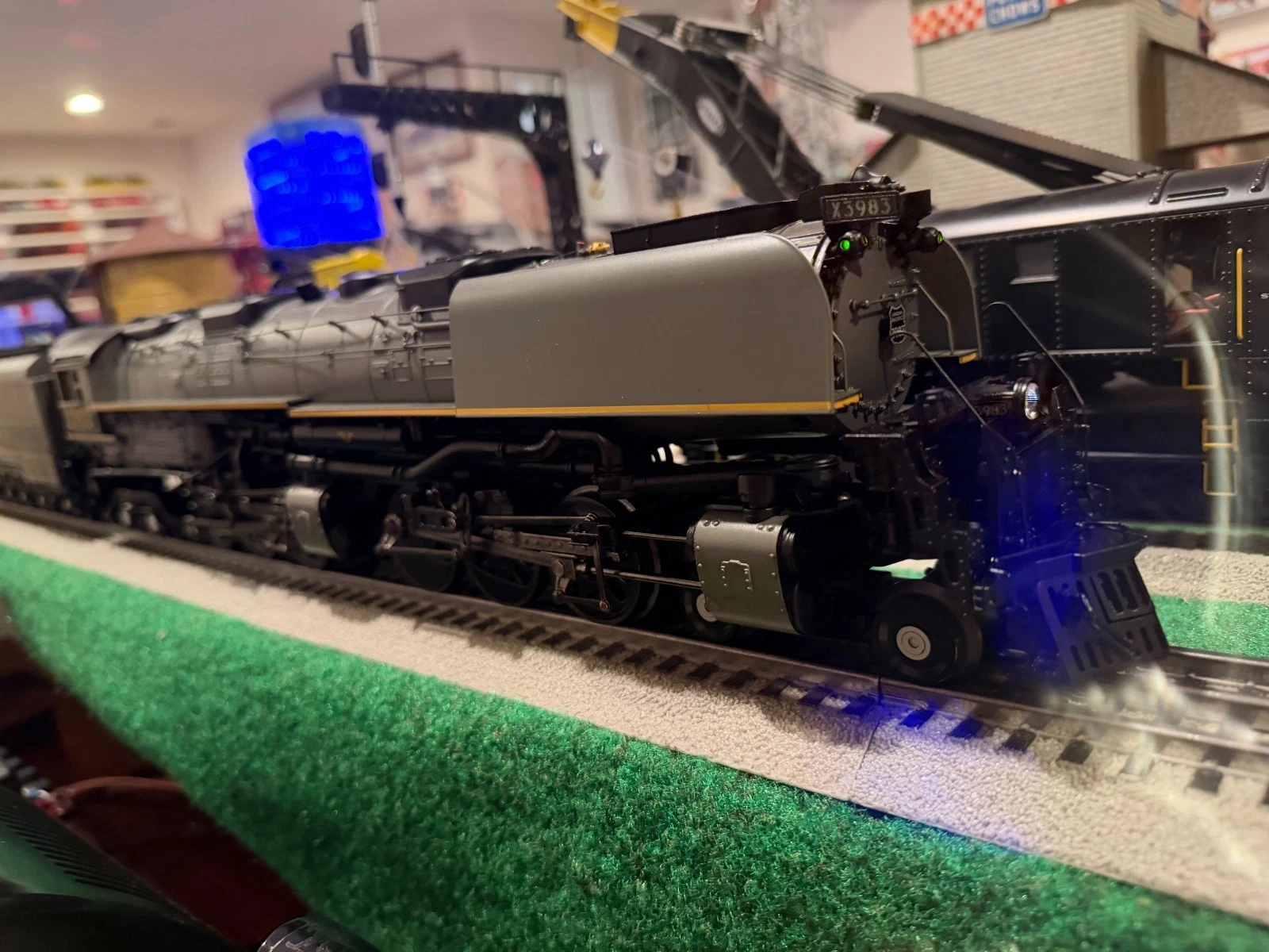 MTH 20-3684-1 Union Pacific Gray and Yellow Stripe Challenger LN/Box