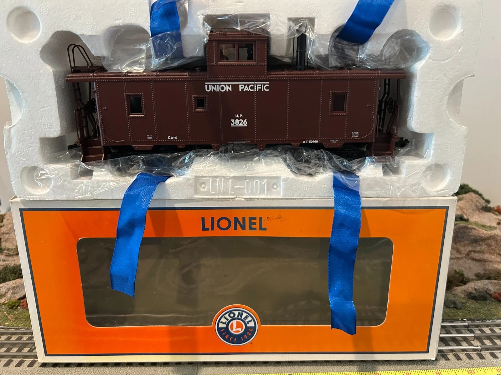 LIONEL #17690 UNION PACIFIC HERITAGE CA-4 CABOOSE (SMOKES) NIB — photo 2