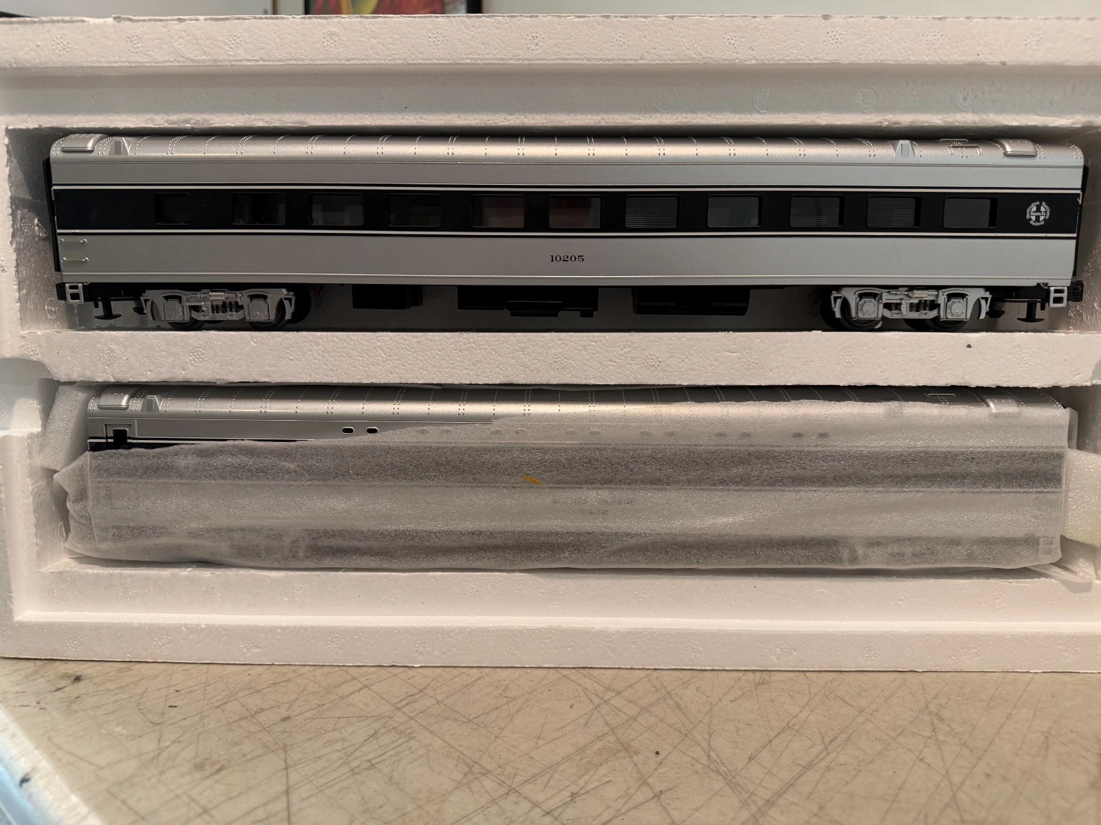 MTH 20-80004E O BNSF 70' Streamlined Sleeper/Diner Passenger Set (Set of 2) NEW